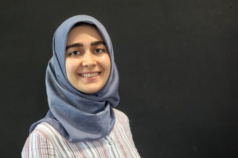 Sumeyye uwielbia poznawać nowe kultury i podr&oacute;żować, dlatego też odbyła staż w Cardiff (UK) oraz w Berlinie, gdzie pomagała emigrantom w sprawach urzędowych oraz uczyła ich języka angielskiego. 