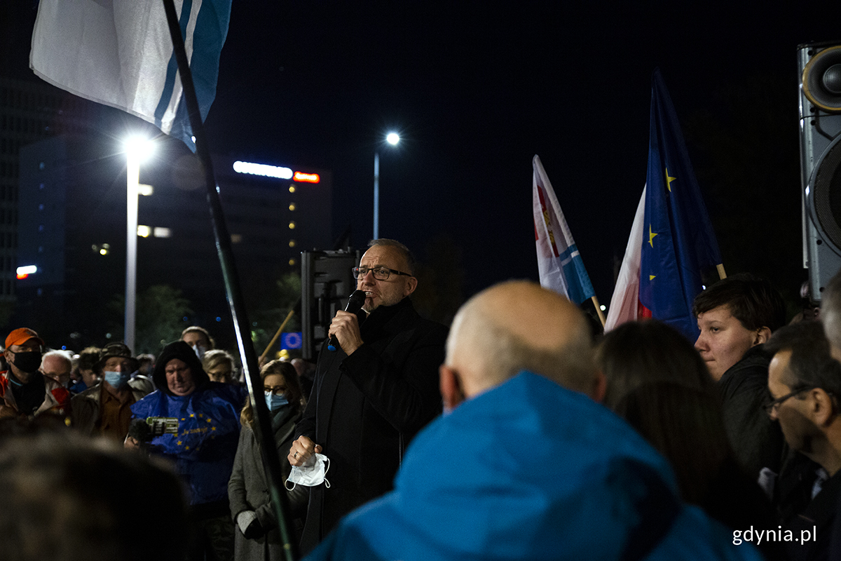 Michał Guc, wiceprezydent gdyni ds. innowacji podczas wiecu "Gdynia zostaje w Unii Europejskiej". Fot. Przemysław Kozłowski