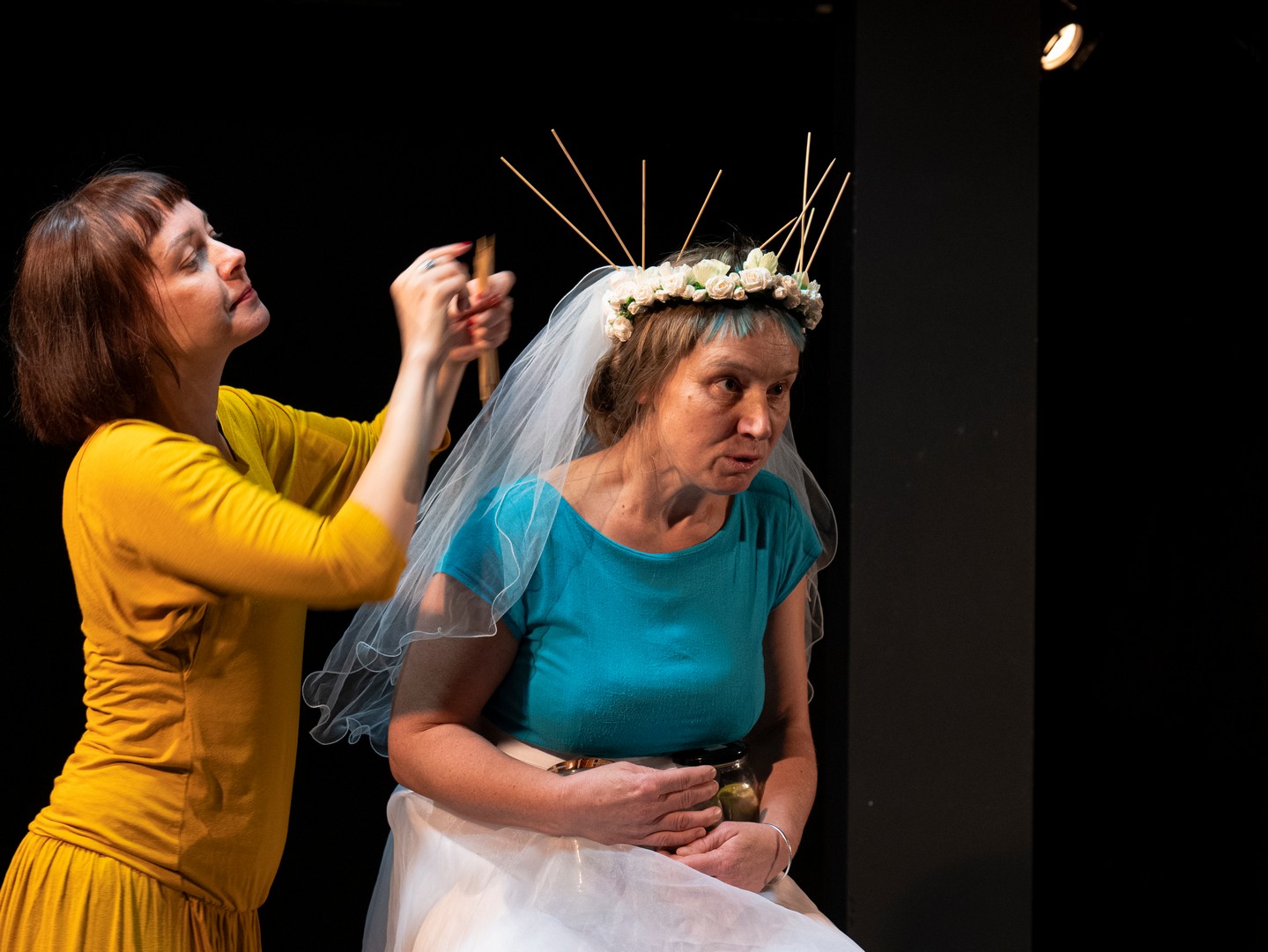 Spektakl &bdquo;Rodzanice&rdquo; wg &bdquo;Kraboszek&rdquo; Barbary Pi&oacute;rkowskiej. Na zdj. dwie aktorki, w tym jedna w welonie na głowie