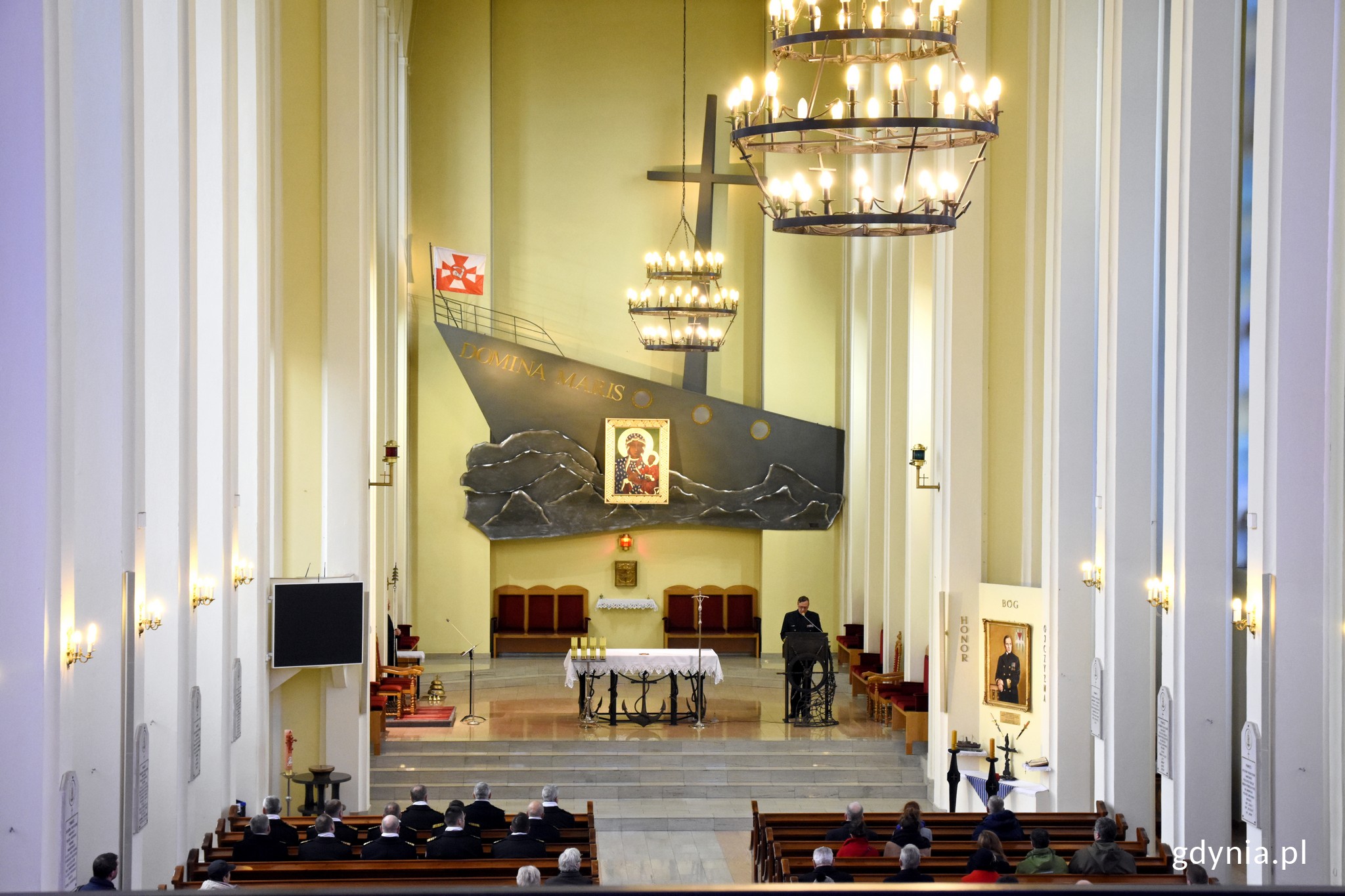 Uroczystość odsłonięcia charakterystycznej biało-niebieskiej tablicy symbolicznie przypieczętowała wpis kościoła do wojew&oacute;dzkiego rejestru zabytk&oacute;w, fot. Jan Ziarnicki