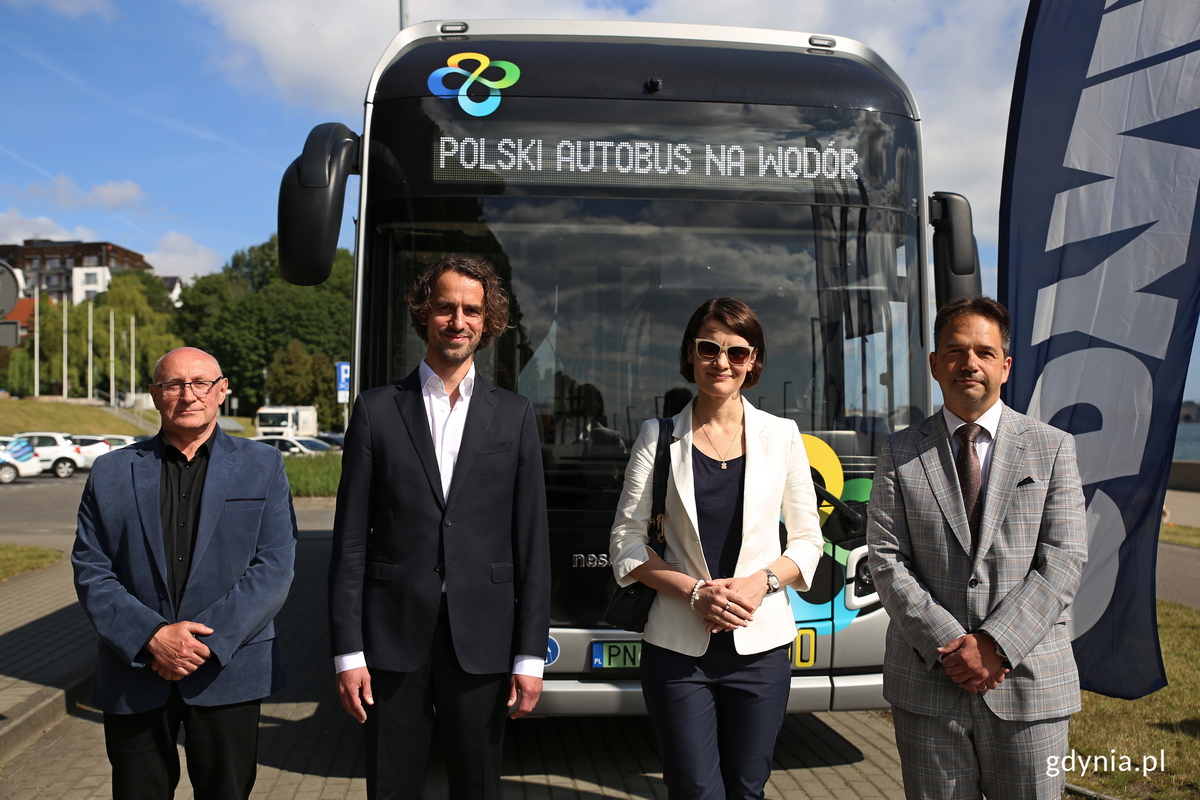 Od lewej: Bogusław Stasiak - prezes Przedsiębiorstwa Komunikacji Miejskiej w Gdyni, Maciej Stec - wiceprezes zarządu Grupy Polsat Plus, Katarzyna Gruszecka-Spychała - wiceprezydent Gdyni ds. gospodarki oraz Hubert Kołodziejski - dyrektor Zarządu Komunikacji Miejskiej w Gdyni na tle NesoBusa - autobusu wodorowego, kt&oacute;ry zaprezentowano na skwerze Arki Gdynia // fot. Przemysław Kozłowski