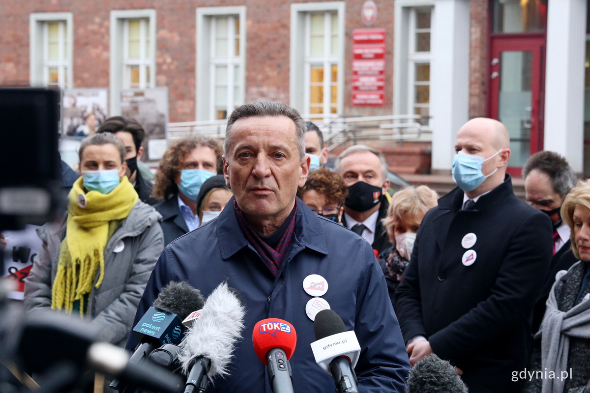 Wicemarszałek wojew&oacute;dztwa pomorskiego, Leszek Bonna podczas konferencji prasowej, fot, Przemysław Kozłowski