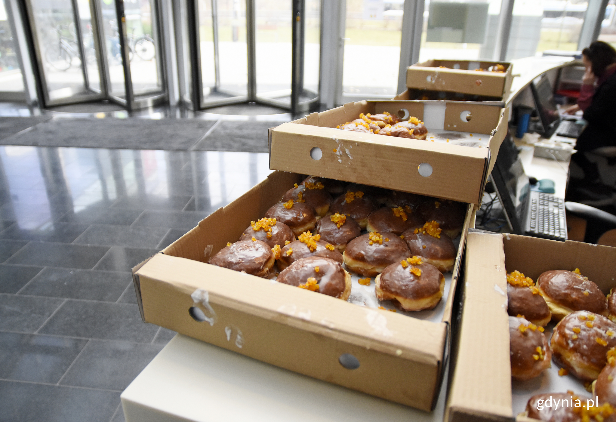 Pączki dla pracownik&oacute;w firm znajdujących się w PPNT w Gdyni, fot. Kamil Złoch