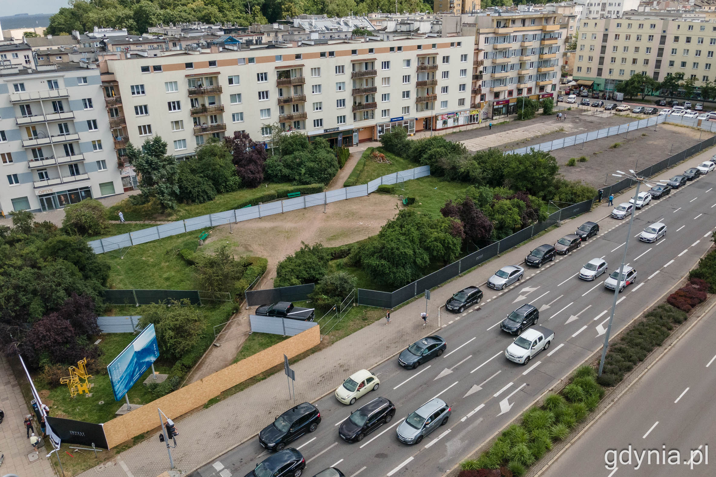 Widoczny skwer przy ul. Władysława IV, kt&oacute;ry w przyszłości zastąpi park między nową i istniejącą zabudową, fot. Konrad Maćkowiak