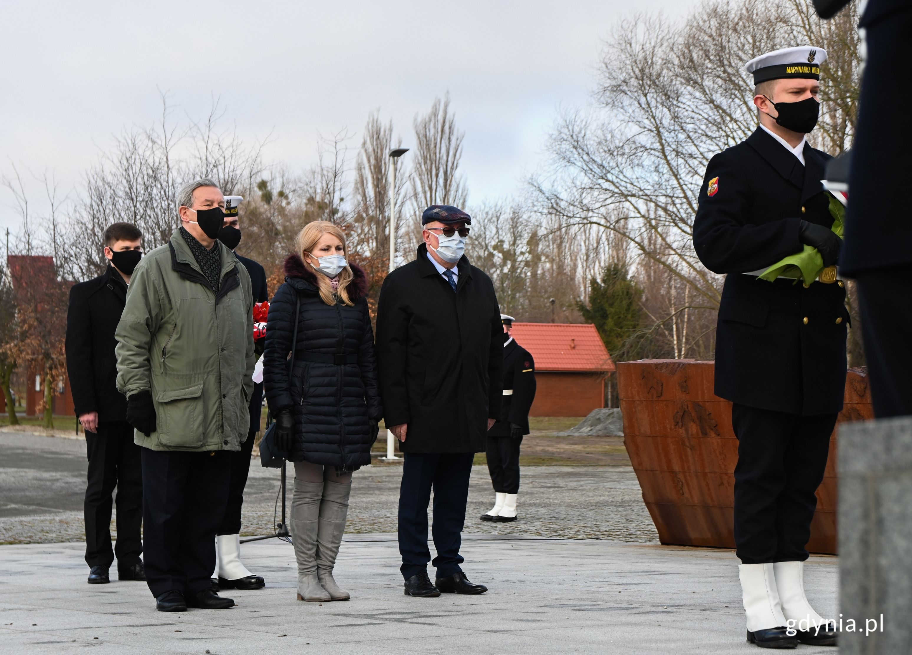 Kwiaty przy Kwaterze Pamięci. Na zdj. (od lewej) radni miasta: Zenon Roda, Elżbieta Sierżęga i Stanisław Borski. Fot. Marcin Mielewski
