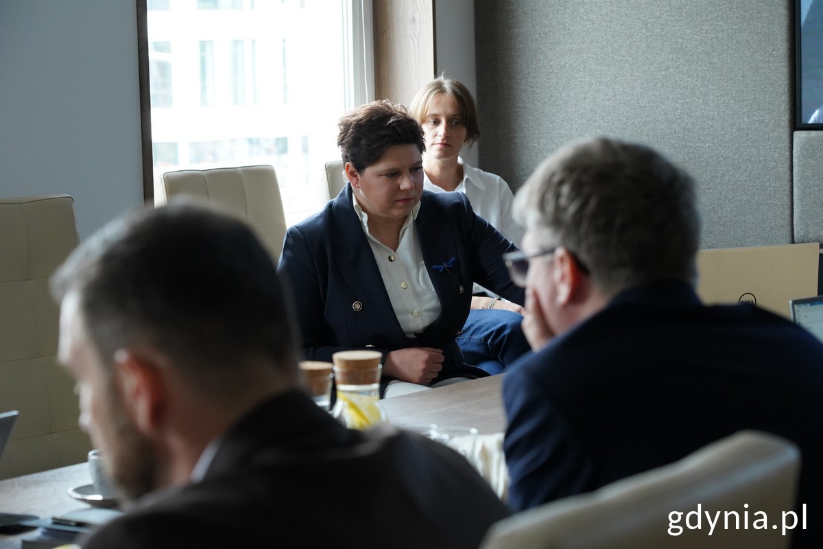 Szkolenie prowadziły: Anna Dobkowska, gł&oacute;wny specjalista Referatu ds. Os&oacute;b z Niepełnosprawnością i Aleksandra Szwaba, kierownik Referatu ds. Wdrażania Dostępności