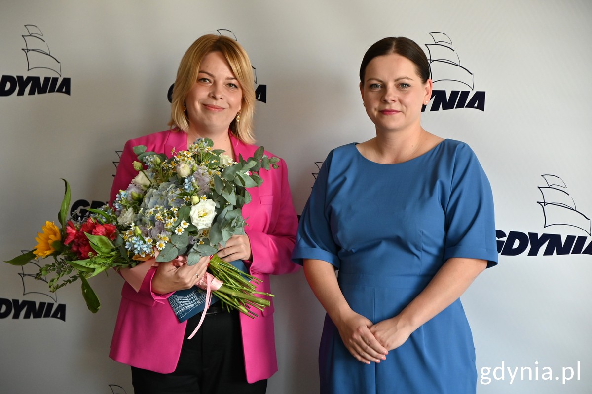 dwie uśmiechnięte kobiety