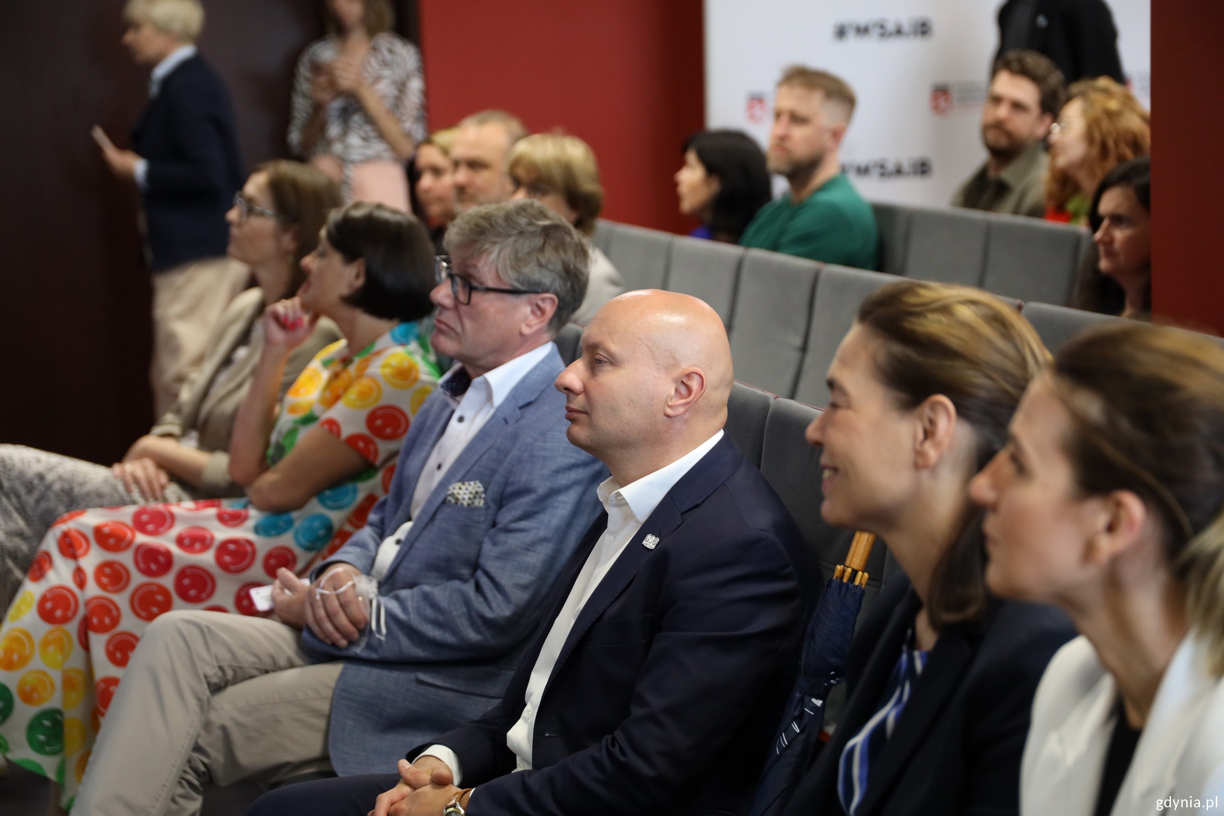 Na auli siedzą m.in.: Tomasz Białas, rektor WSAiB w Gdyni, Tomasz Gałązka, dyrektor zarządzający ds. inwestycji Urzędu Miasta Gdyni oraz Agnieszka Wawrzyniak, naczelnik Wydziału Dostępności Urzędu Miasta Gdyni