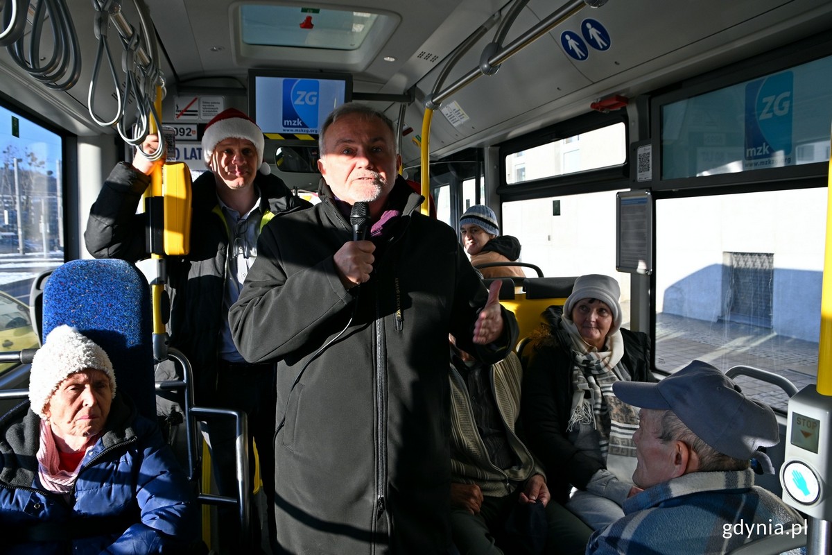 Prezydent Gdyni Wojciech Szczurek podczas spotkania z mieszkańcami DPS-u w czasie ich wycieczki autobusowej po Gdyni // fot. Magdalena Czernek