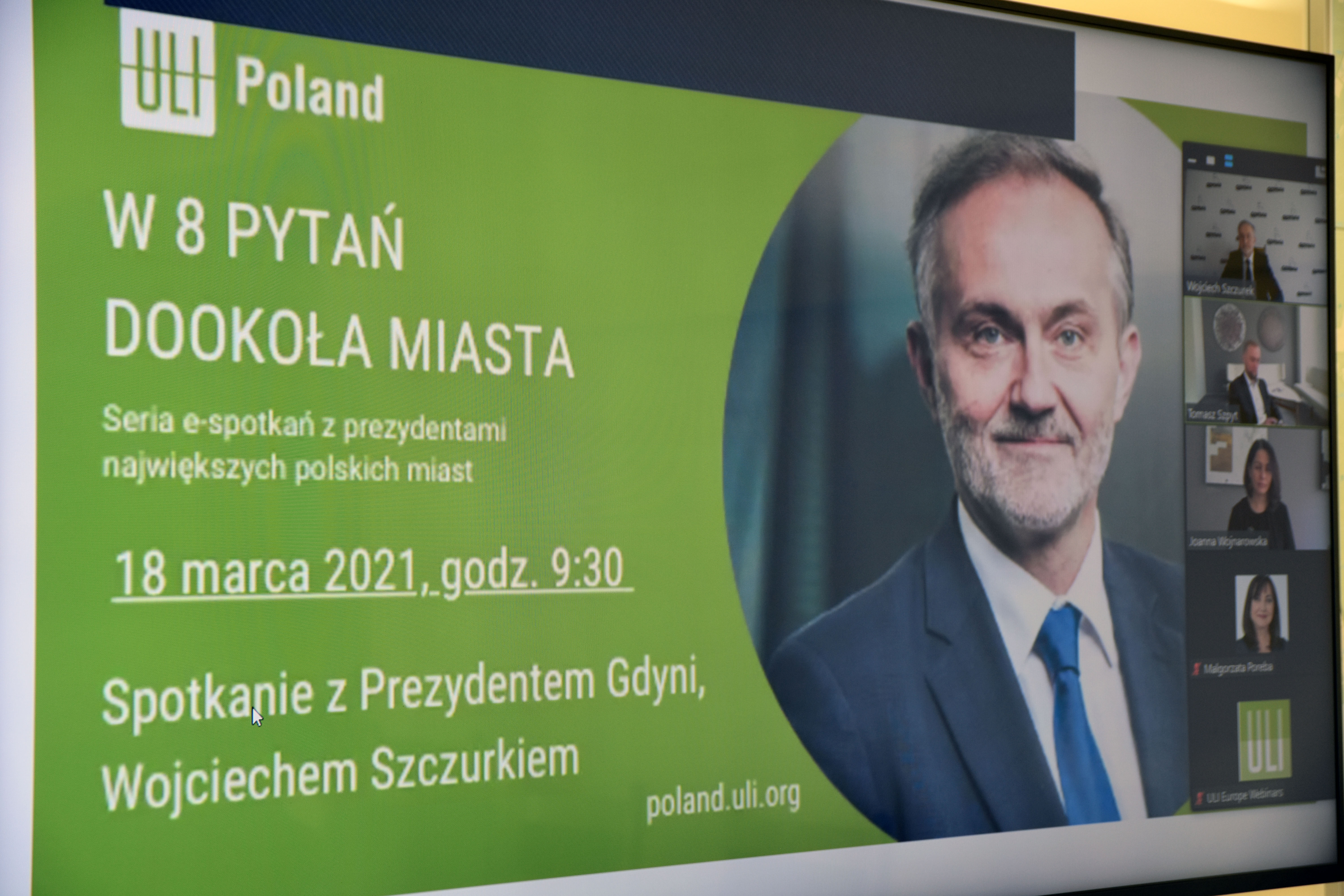 Zdjęcie planszy wyświetlanej przed rozmową z prezydentem. 