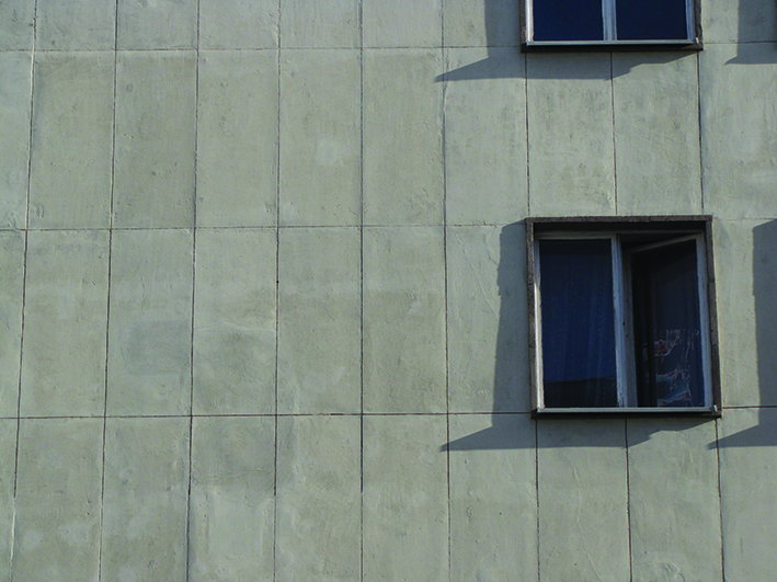 Układ płyt na elewacji budynku przy ul. 3 Maja 27-31. Każda z płyt wapienia ma grubość około 3,5 cm i waży ponad 100 kg. Wok&oacute;ł okien wykonano kamienne obramienia z porowatego trawertynu w kolorze beżowym. Płyty wapienia zostały lekko pomalowane z uwagi na liczne uszkodzenia wypełnione po wojnie zwykłą zaprawą.