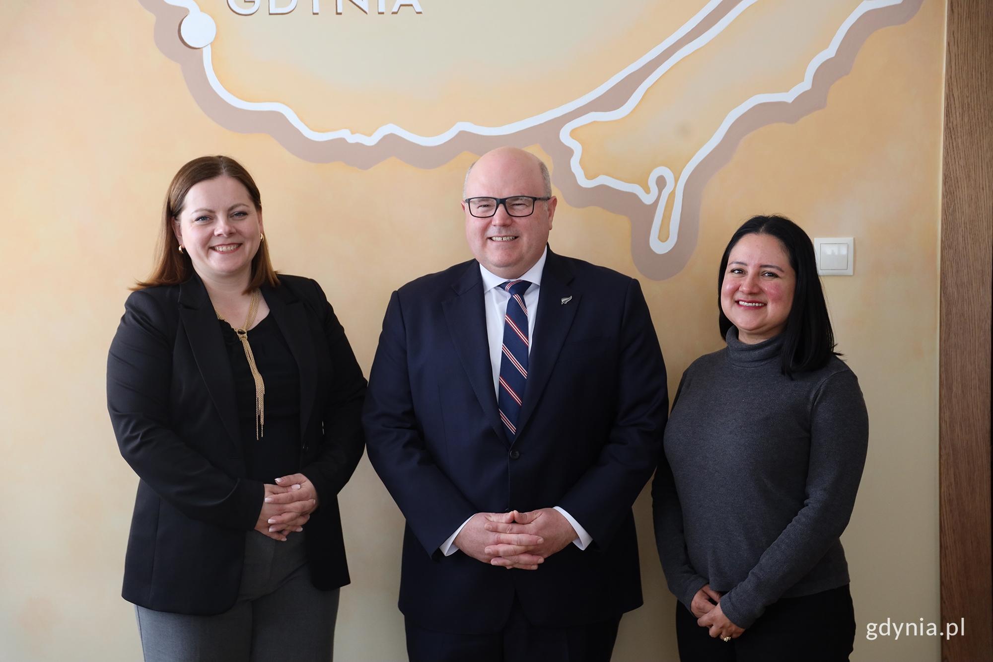 prezydent miasta i ambasador Nowej Zelandii z małżonką