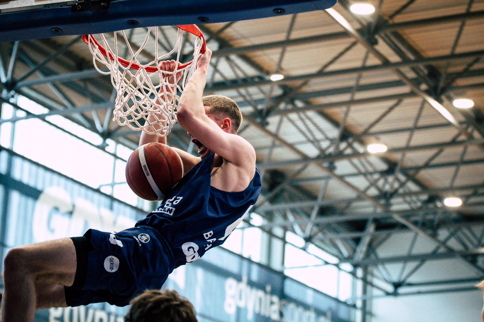 koszykarz pakujący piłkę do koszy 