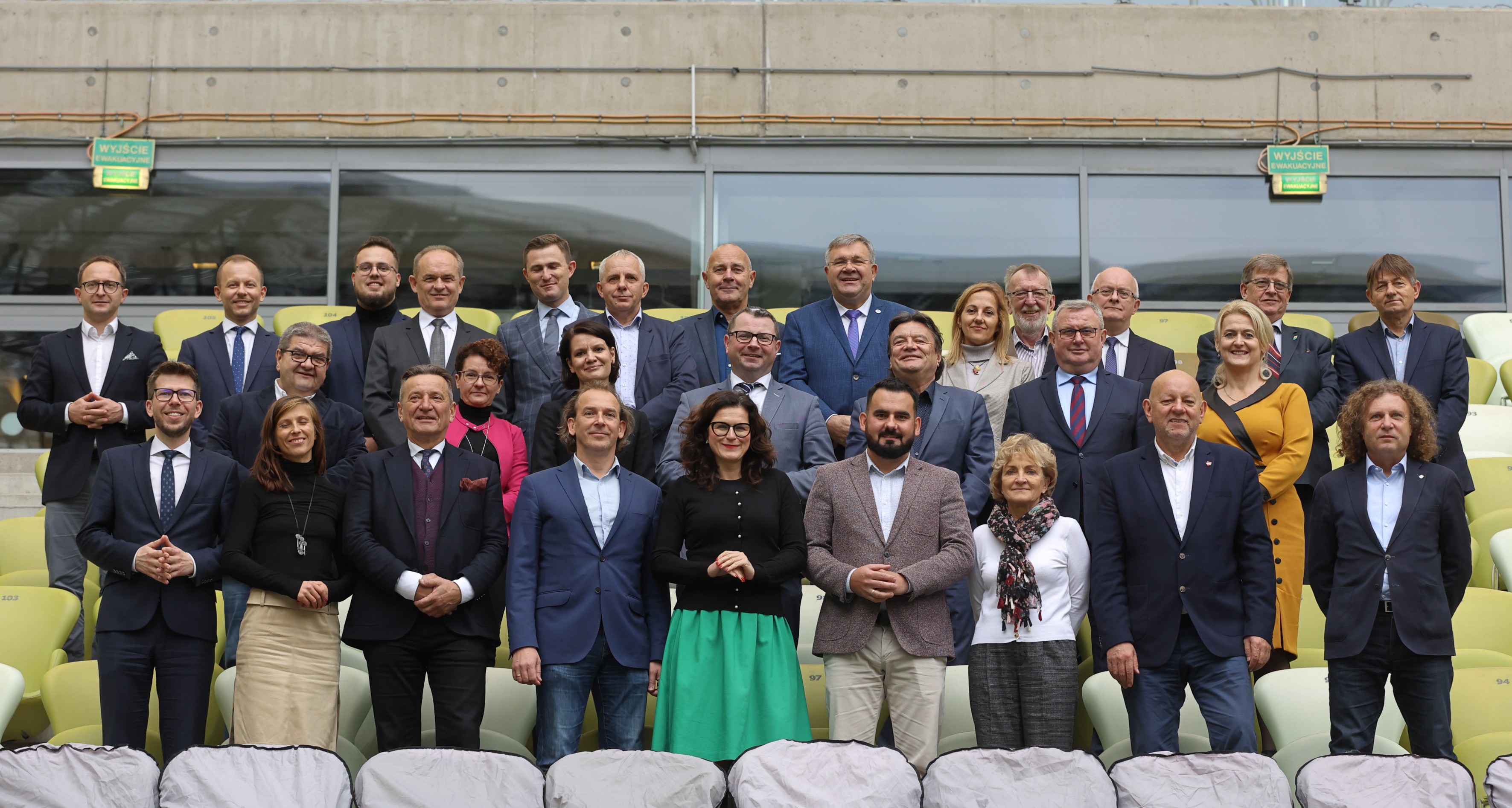 Samorządowcy, kt&oacute;ry wzięli udział w piątkowym spotkaniu na stadionie w Gdańsku, fot. Grzegorz Mehring / gdansk.pl
