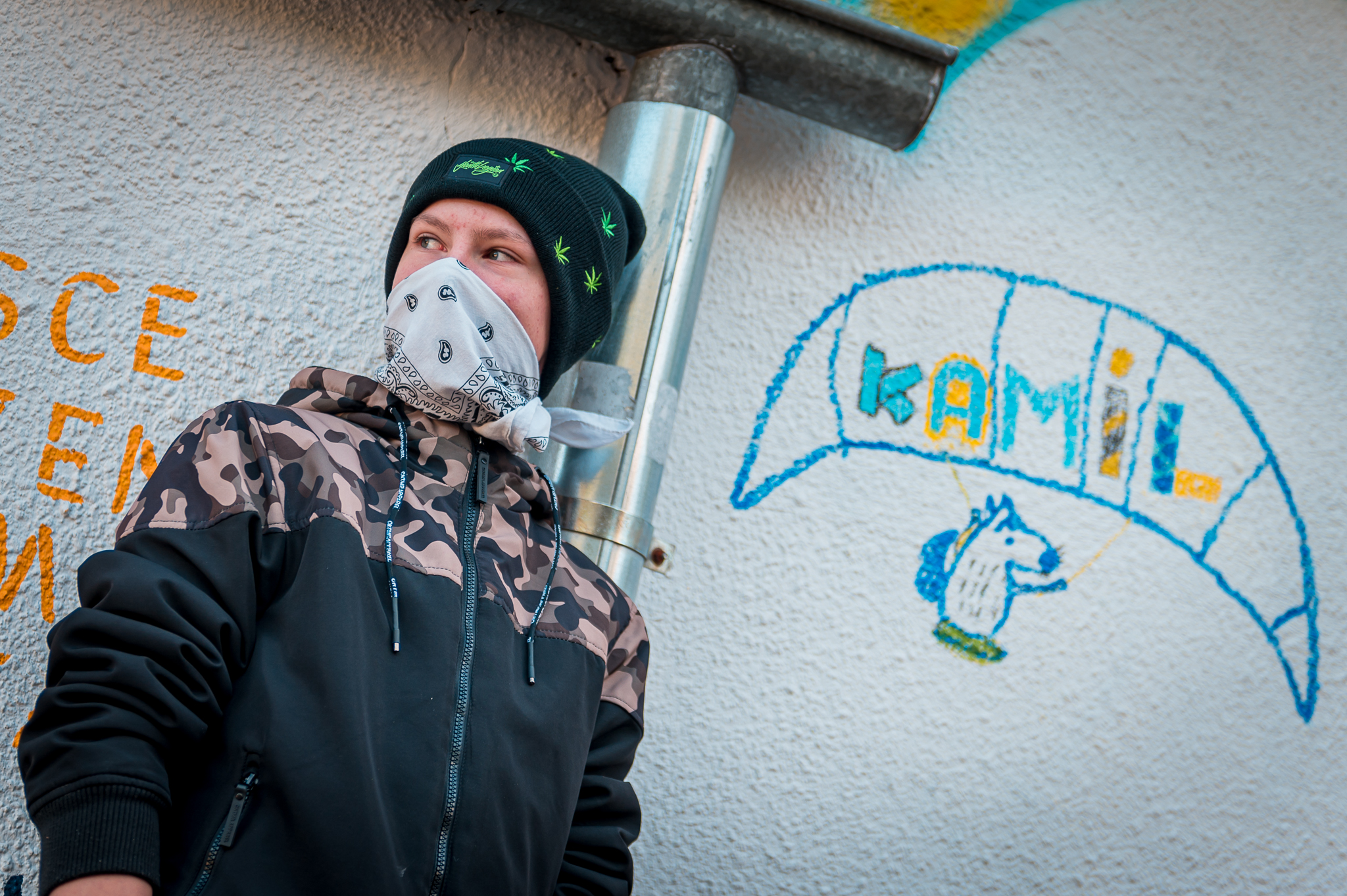 Kamil - jedna z os&oacute;b zaangażowanych w powstanie muralu