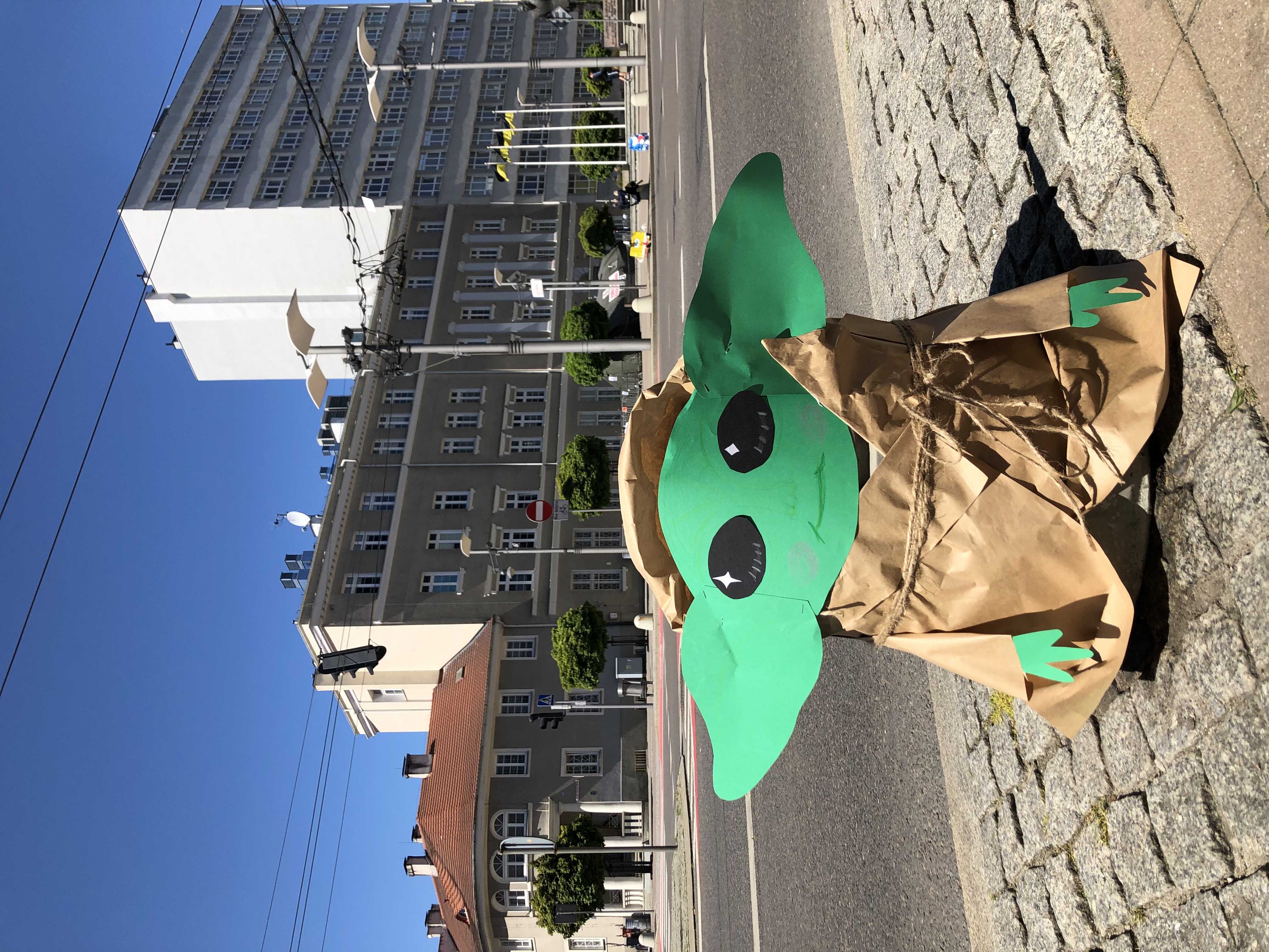 Słupek na Świętojańskiej przebrany za baby Jodę. Fot. GR