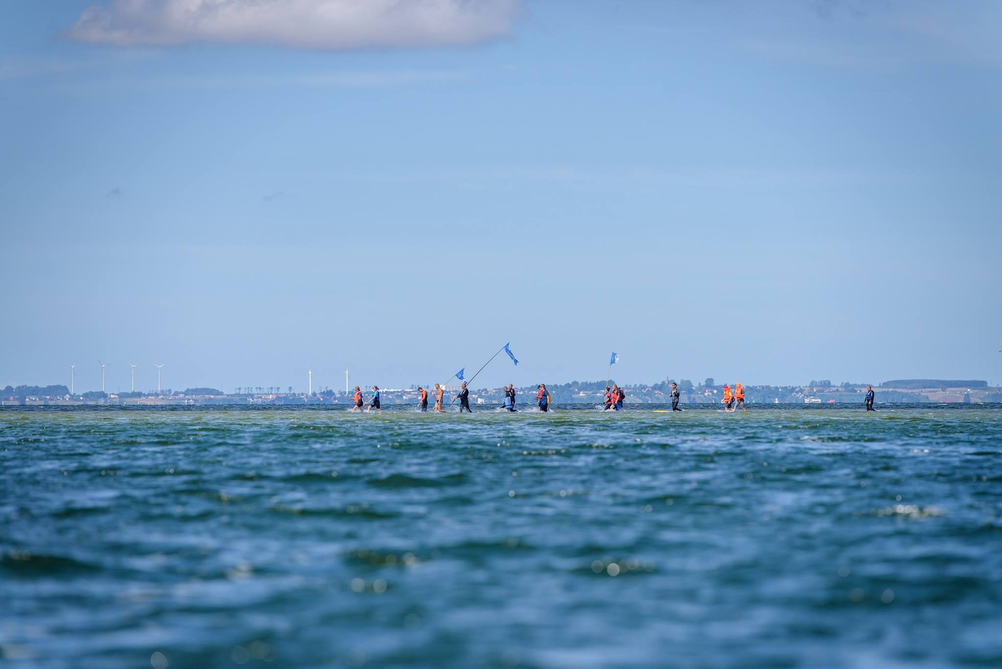 W najbliższą sobotę odbędzie się dziewiętnasta edycja Marszy Śledzia. Tak uczestnicy maszerowali podczas ubiegłorocznego przejścia przez Zatokę Pucką // fot. materiały organizatora ( https://www.facebook.com/marszsledzia )