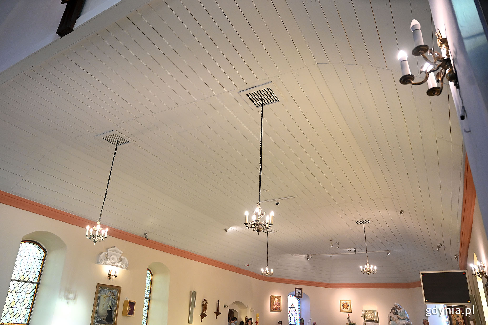Odsłonięty drewniany sufit prezbiterium przypomina wielu osobom odwr&oacute;cone dno płaskodennej łodzi rybackiej - przypadek, czy zamierzony cel sprzed wiek&oacute;w? Fot. Michał Puszczewicz