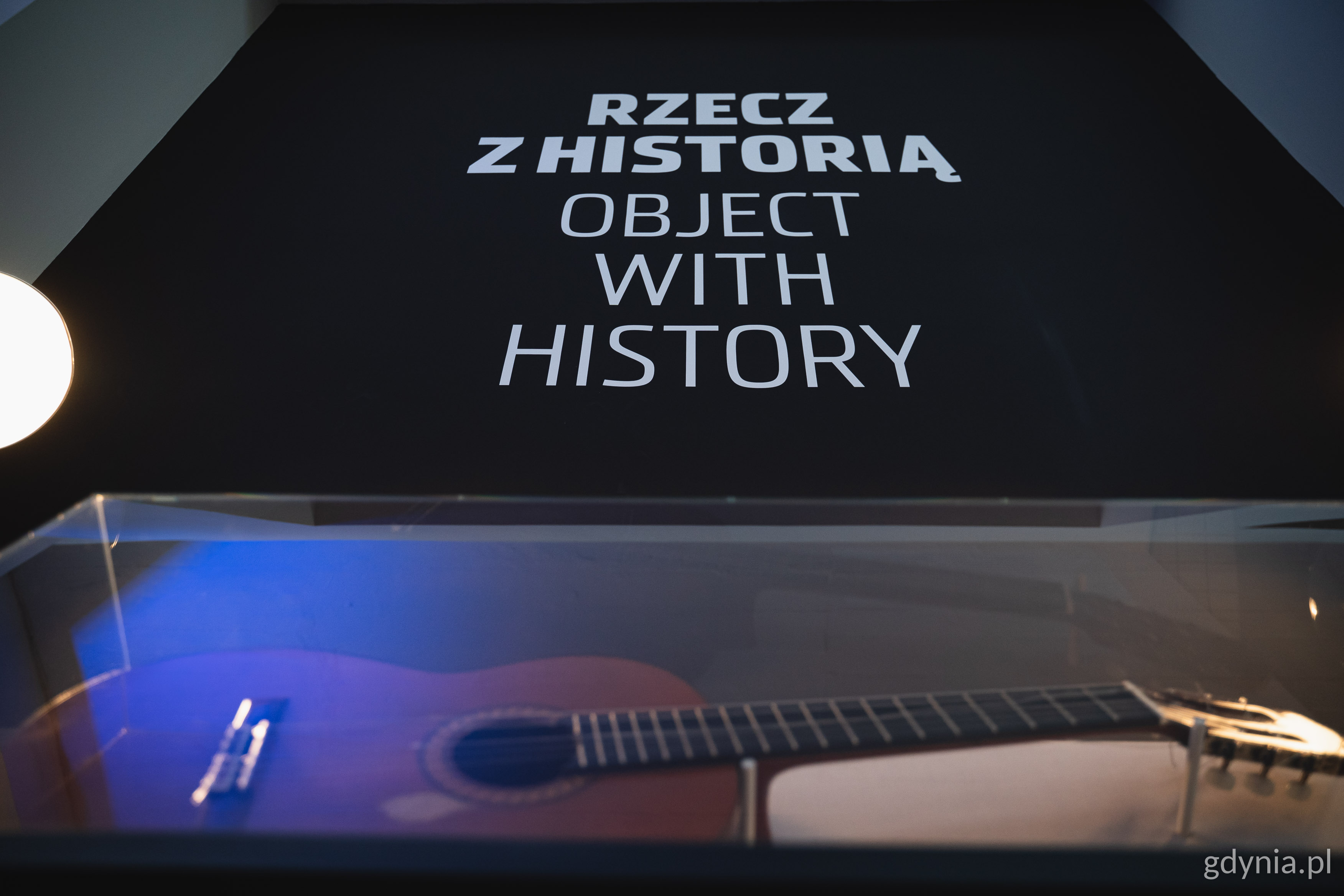 Nowy eksponat, czyl gitara - jedna z zaledwie dw&oacute;ch - Jacka Kaczmarskiego, fot. Kamil Złoch