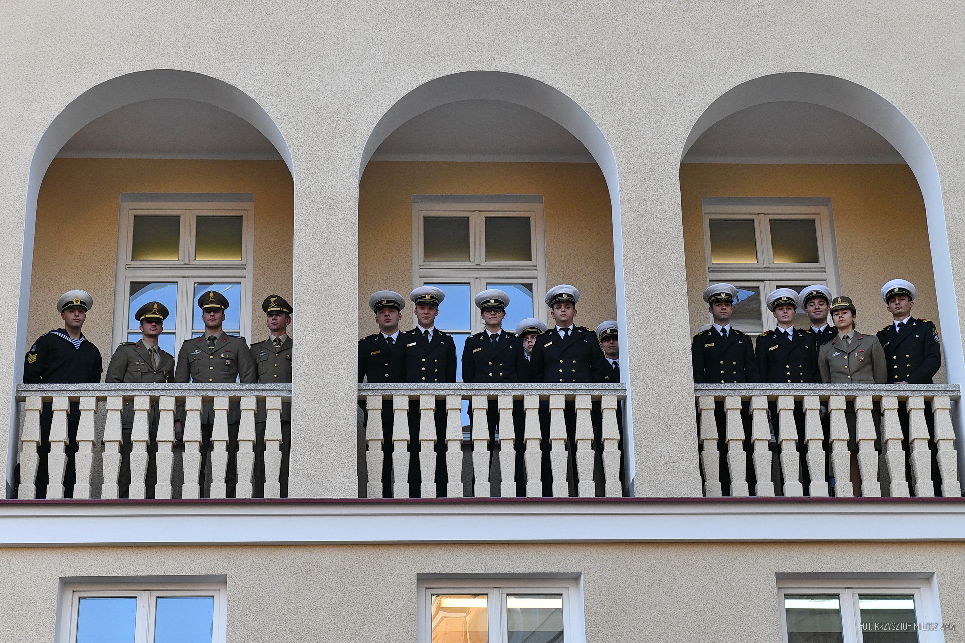 Zagraniczni studenci podczas uroczystego apelu z okazji Narodowego Święta Niepodległości w Akademii Marynarki Wojennej w Gdyni. Fot. Krzysztof Miłosz / AMW