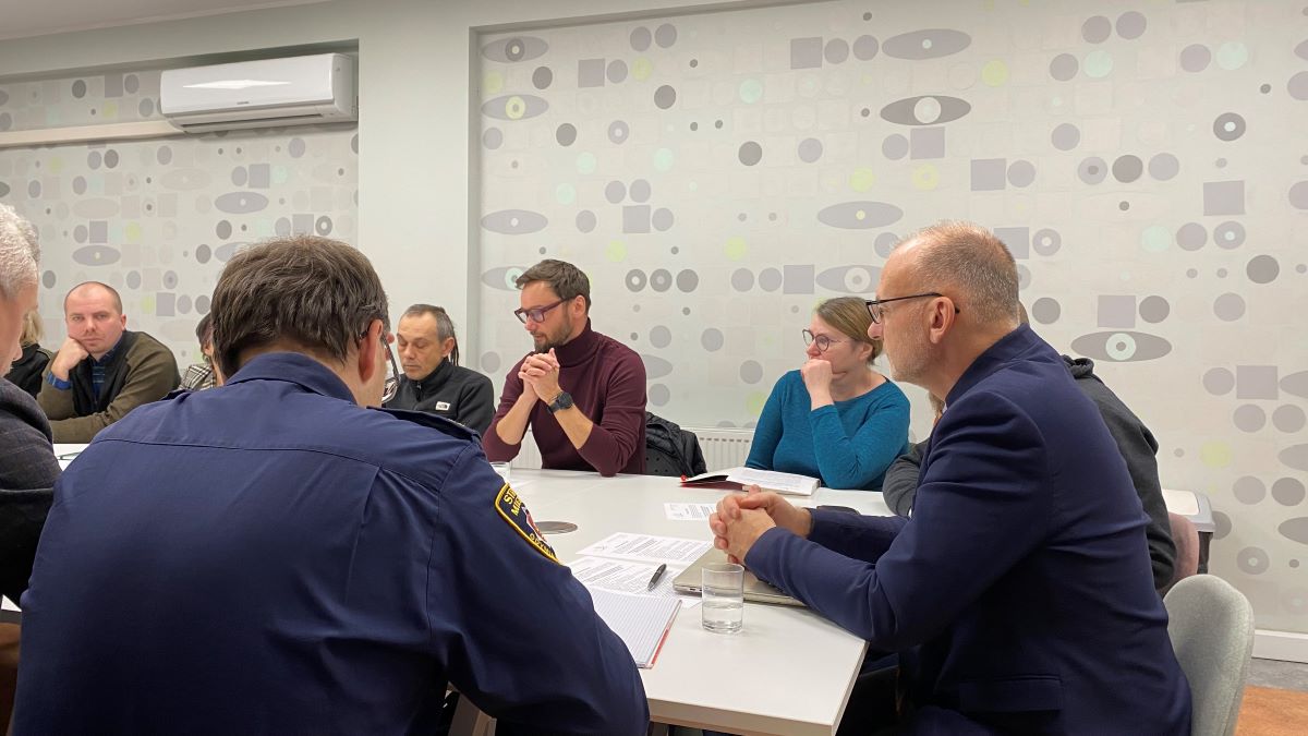 Na zdjęciu Marcin Kowalewski, kierownik Centrum Reintegracji i Interwencji Mieszkaniowej w Gdyni i Michał Guć, wiceprezydent Gdyni ds. innowacji wraz z przedstawicielami r&oacute;żnych instytucji, omawiają tegoroczne działania mające na celu wsparcie os&oacute;b w kryzysie bezdomności. 