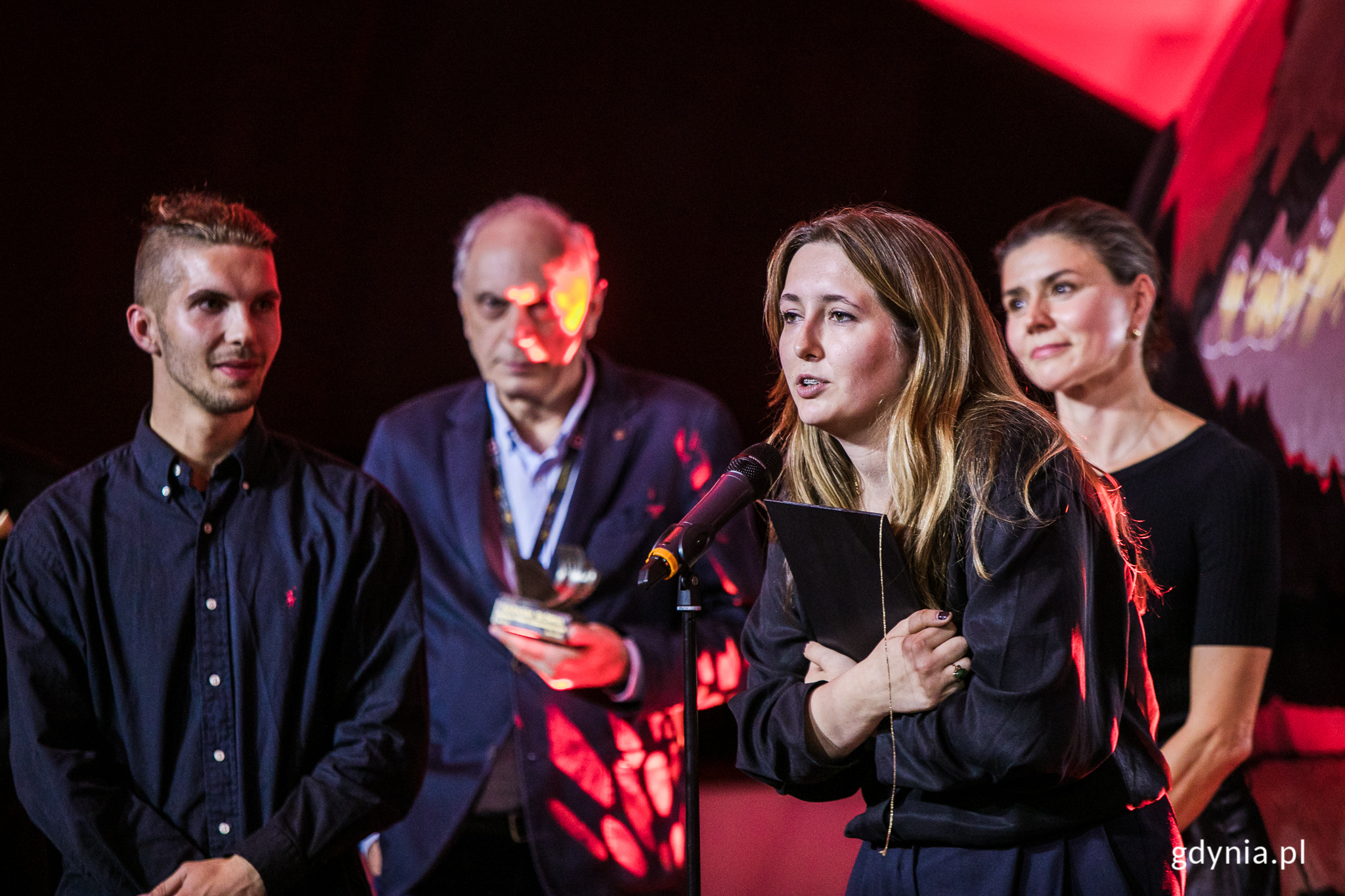 Alicja Sok&oacute;ł odbiera nagrodę dla najlepszego filmu w Konkursie Film&oacute;w Kr&oacute;tkometrażowych, fot. Karol Stańczak