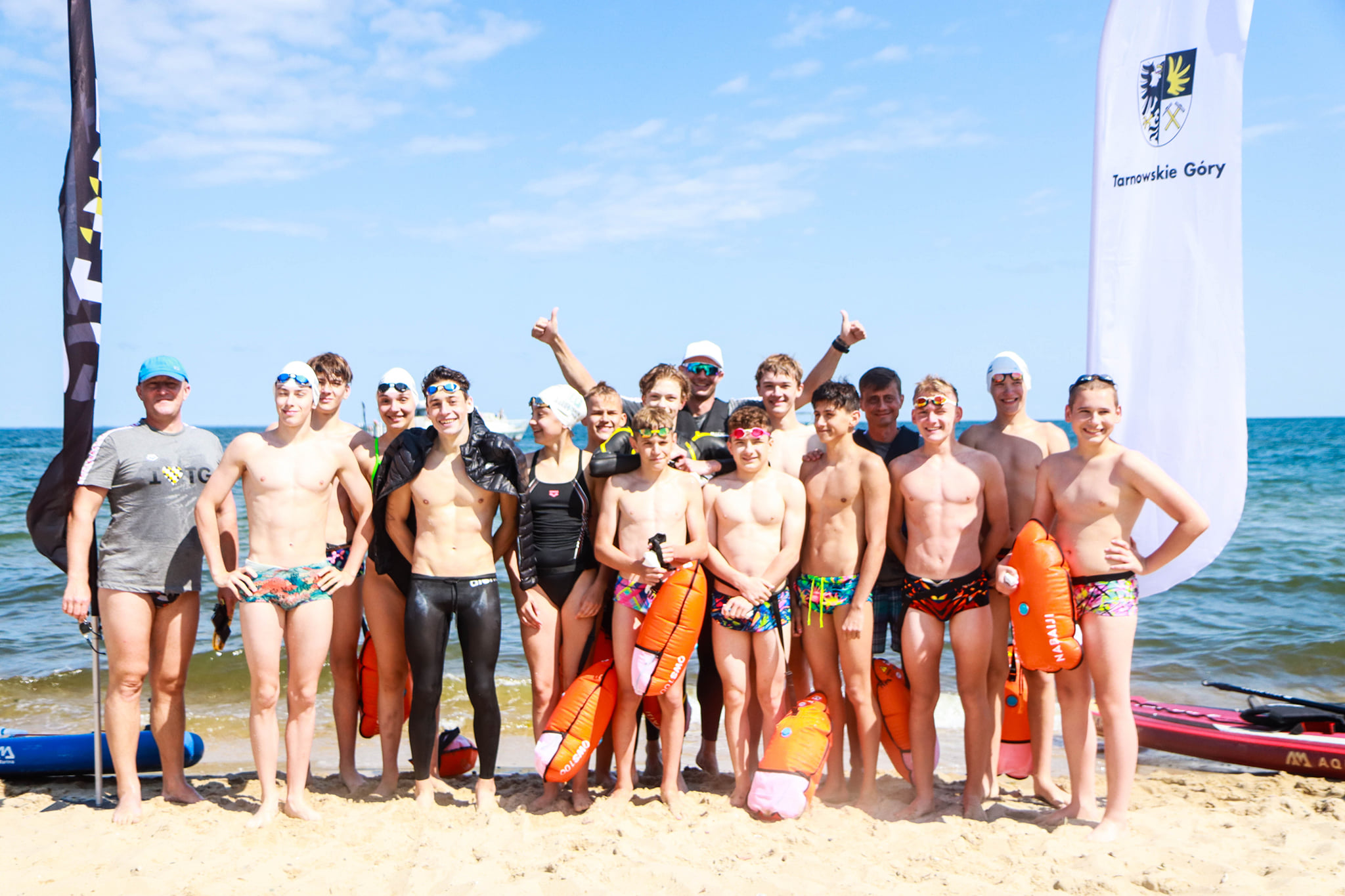Ekipa pływak&oacute;w po dotarciu do mety w Gdyni. Fot. MKS Park Wodny Tarnowskie G&oacute;ry