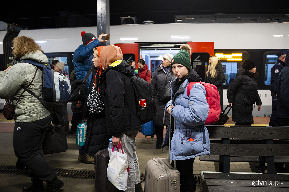 Uchodźcy ukraińscy, kt&oacute;rzy przyjechali w niedzielę wieczorem do Gdyni pociągiem wysłanym przez marszałka wojew&oacute;dztwa pomorskiego. Fot. Przemysław Kozłowski