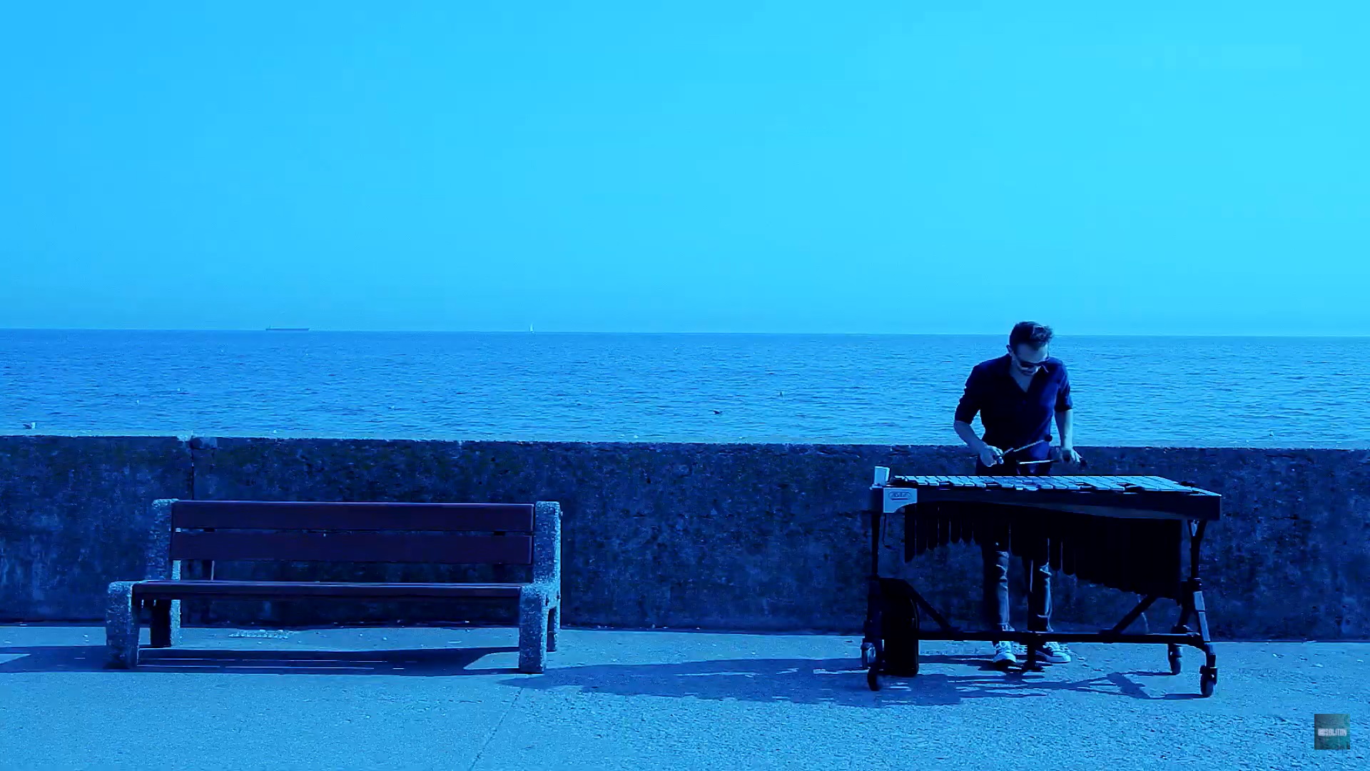 Lost Message &ndash; gdyński teledysk Dominika Bukowskiego, zrzut ekranu z teledysku przedstawiający muzyka na tle morza