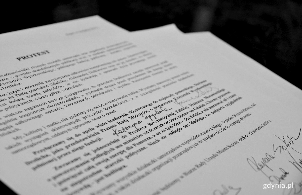 Podpisy przedstawicielek lokalnych samorząd&oacute;w i organizacji pozarządowych pod protestem