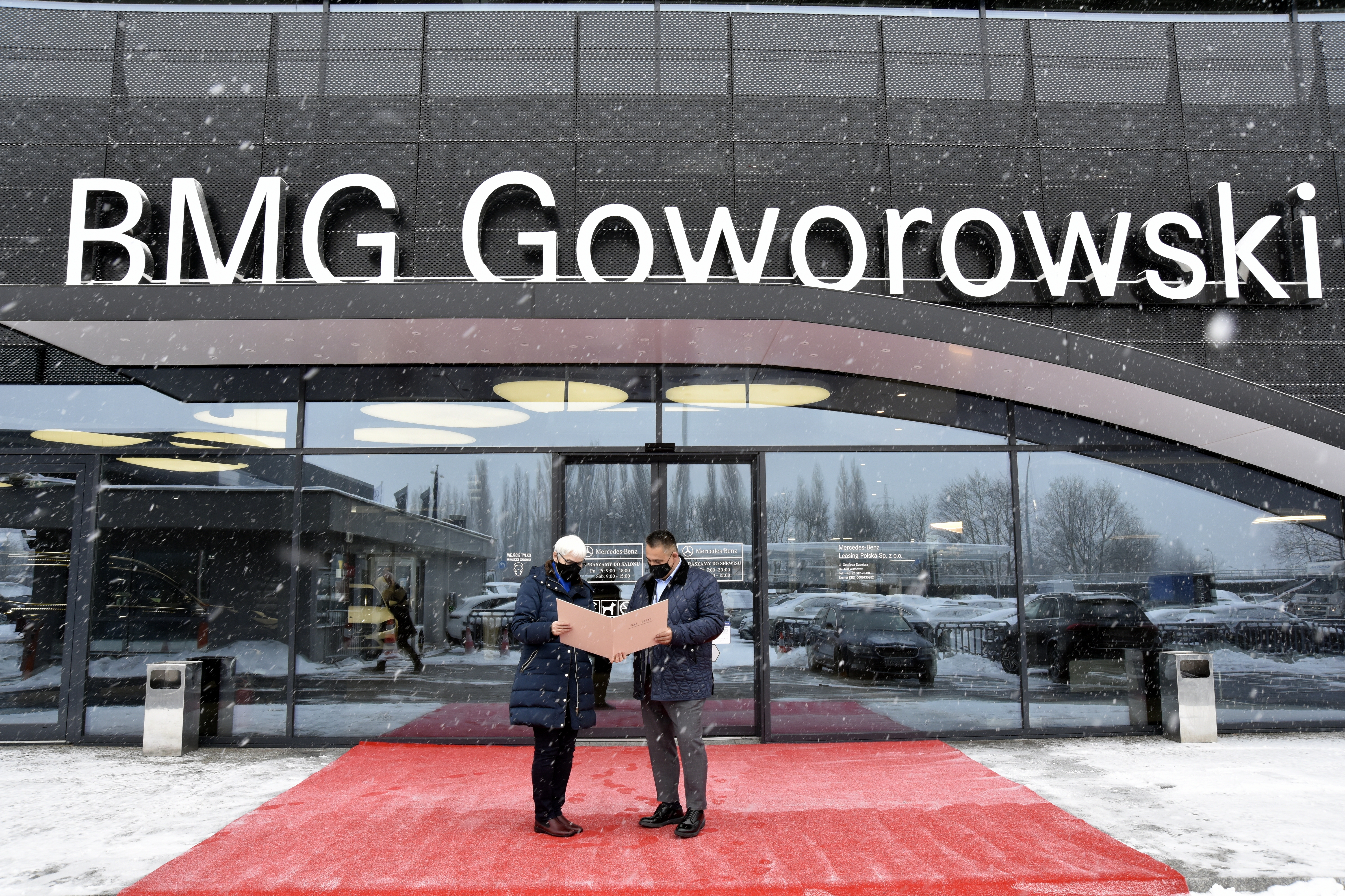 Bogdan Goworoski, prezes zarządu firmy BMG Goworowski odbiera wyr&oacute;żnienie z rąk przewodniczącej Rady Miasta Gdyni - Joanny Zielińskiej // fot. materiały Rady Miasta Gdyni