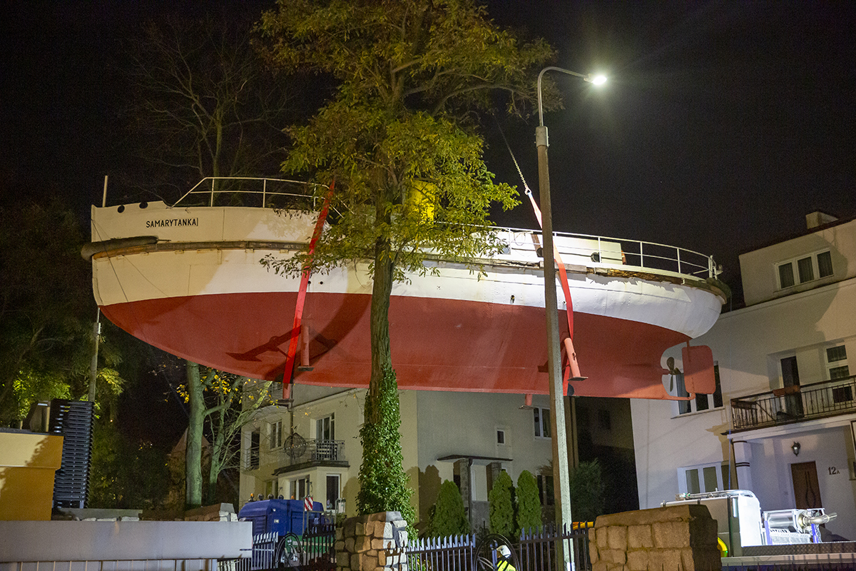 Transport motor&oacute;wki dźwigiem.