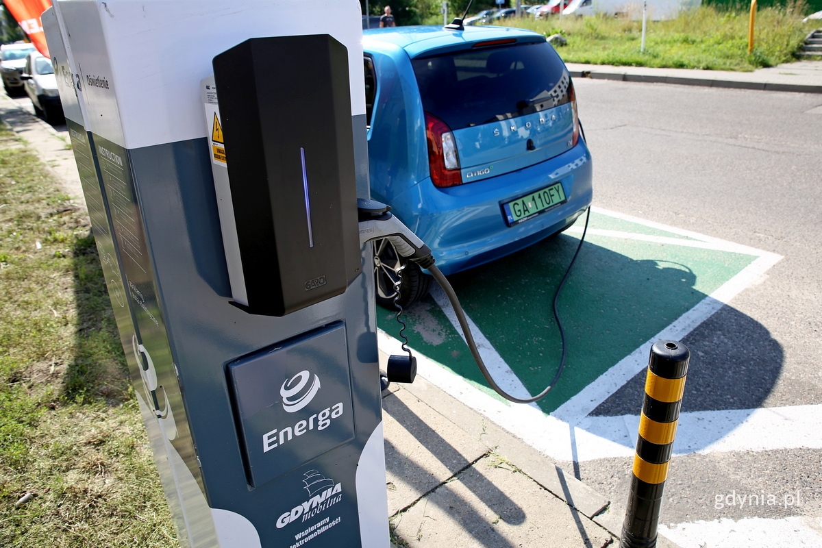 Ładowanie ze słup&oacute;w oświetleniowych pozwoli używać aut elektrycznych także w dzielnicach, fot. Przemysław Kozłowski