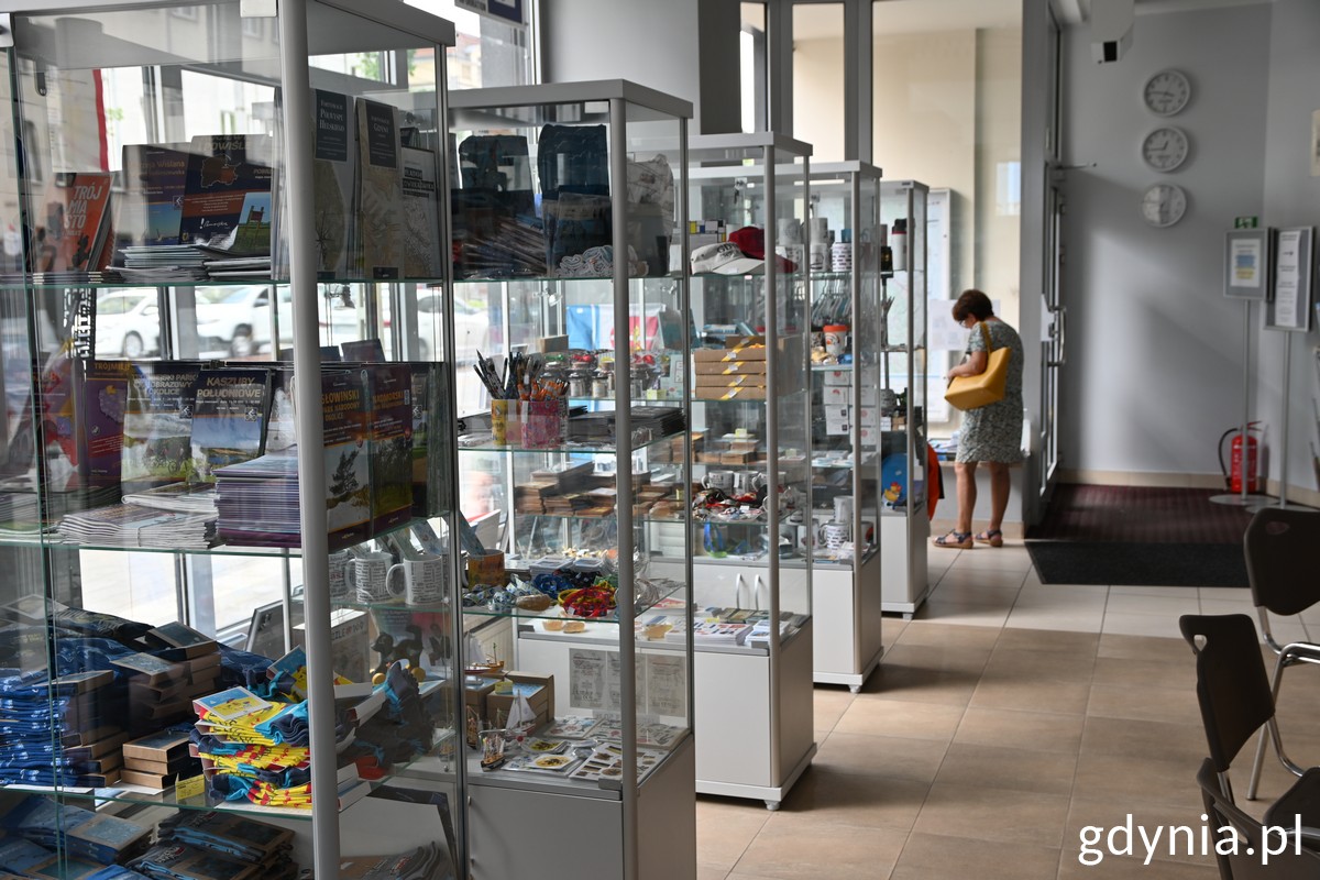 W Miejskiej Informacji Turystycznej można nabyć ciekawe pamiątki z Gdyni // fot. Magda Śliżewska