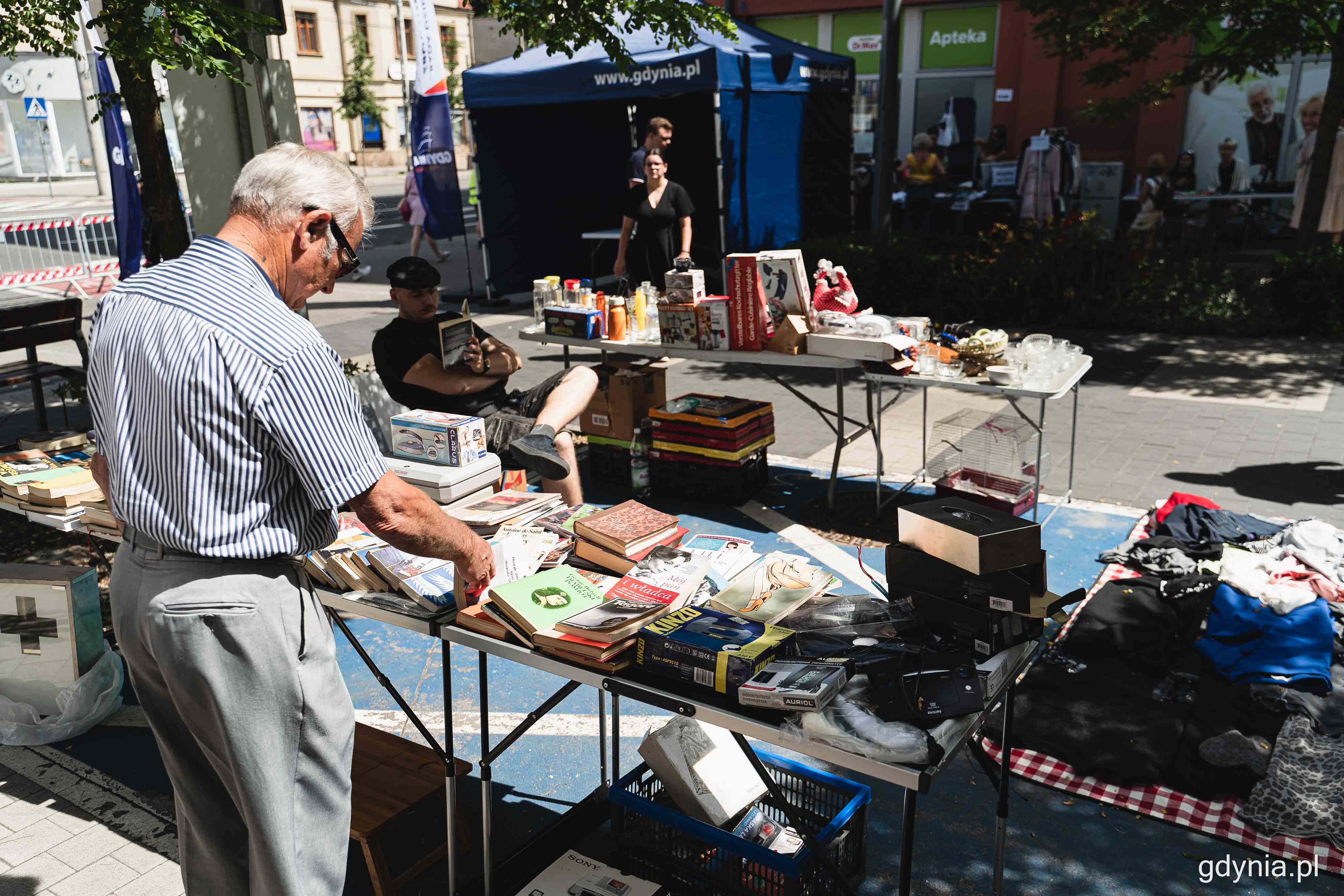 Setki os&oacute;b ochoczo przyglądamy się przedmiotom, kt&oacute;re gdynianie wystawili na Pchlim Targu, fot. Kamil Złoch