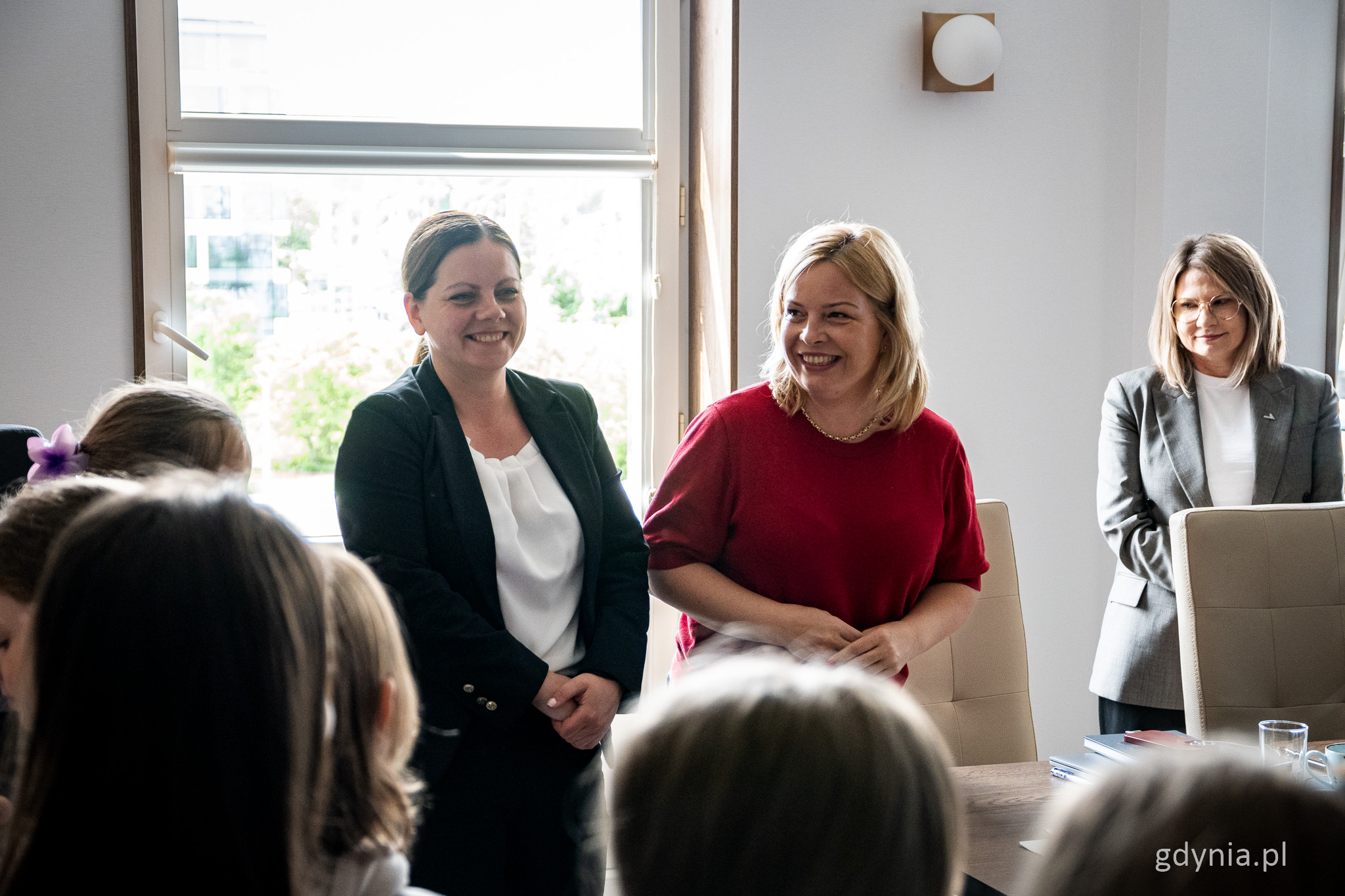 Aleksandra Kosiorek, Oktawia Gorzeńska i Honorata Krupka stoją przed grupą dzieci