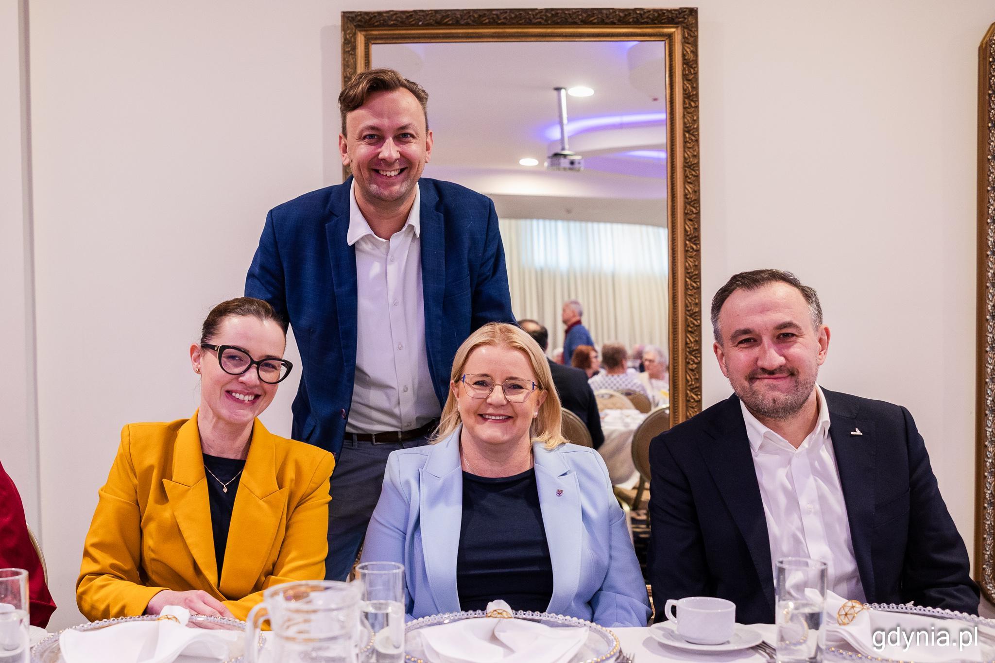 Przy stole od lewej: posłanka Wioleta Tomczak, prezes Fundacji Adaptacja Kordian Kulaszewicz, członkini zarządu wojew&oacute;dztwa pomorskiego Agnieszka Baranowska i wiceprezydent Gdyni Tomasz Augustyniak