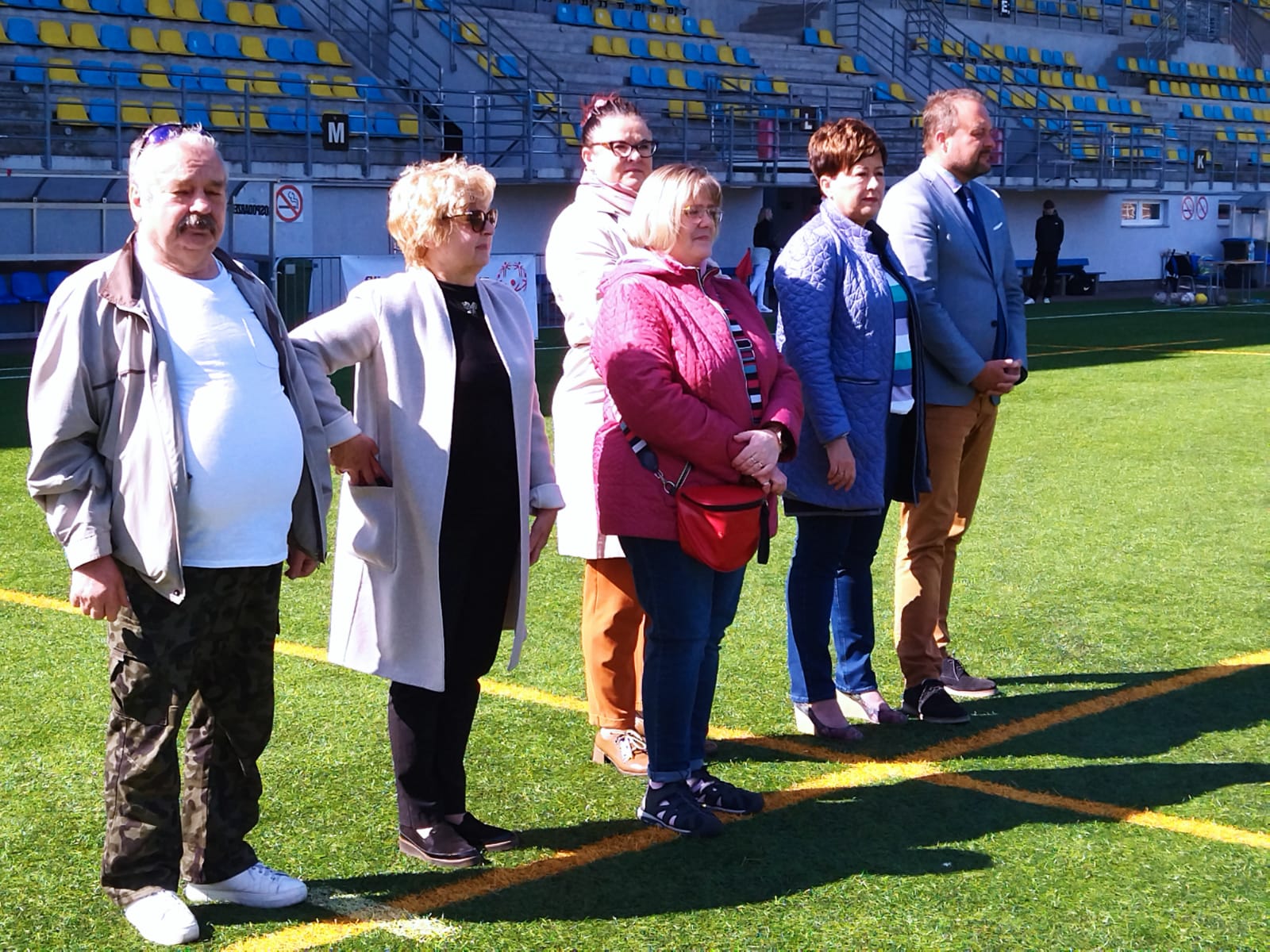 od prawej: Marek Łucyk, wiceprezydent Gdyni ds. rozwoju, pani Alina Spica, dyrektorka SOSW nr 1  w Gdyni, pani Ewa Ossowska, przedstawicielka Kuratorium Oświaty w Gdańsku, pani Grażyna Nowicka, wiceprezeska ZNP w Gdyni, pani Magdalena Biegańska, kierowniczka Referatu ds. os&oacute;b z niepełnosprawnością oraz pani Joanna Taubel i pan Stanisław Płocki, przedstawiciele Rady Rodzic&oacute;w przy SOSW nr 1 w Gdyni.