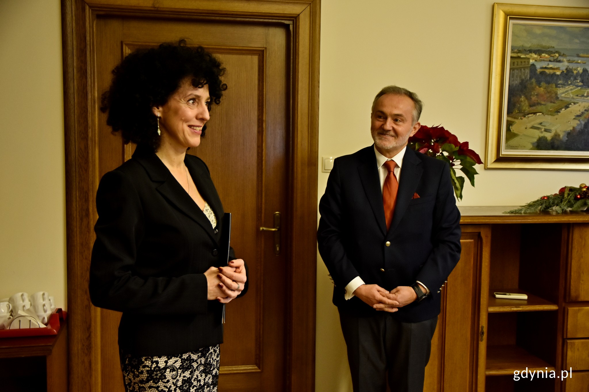 Nominację na stanowisko kierownika Urzędu Stanu Cywilnego dla Inocenty Nycz wręczył prezydent Gdyni Wojciech Szczurek / fot. Paweł Kukla