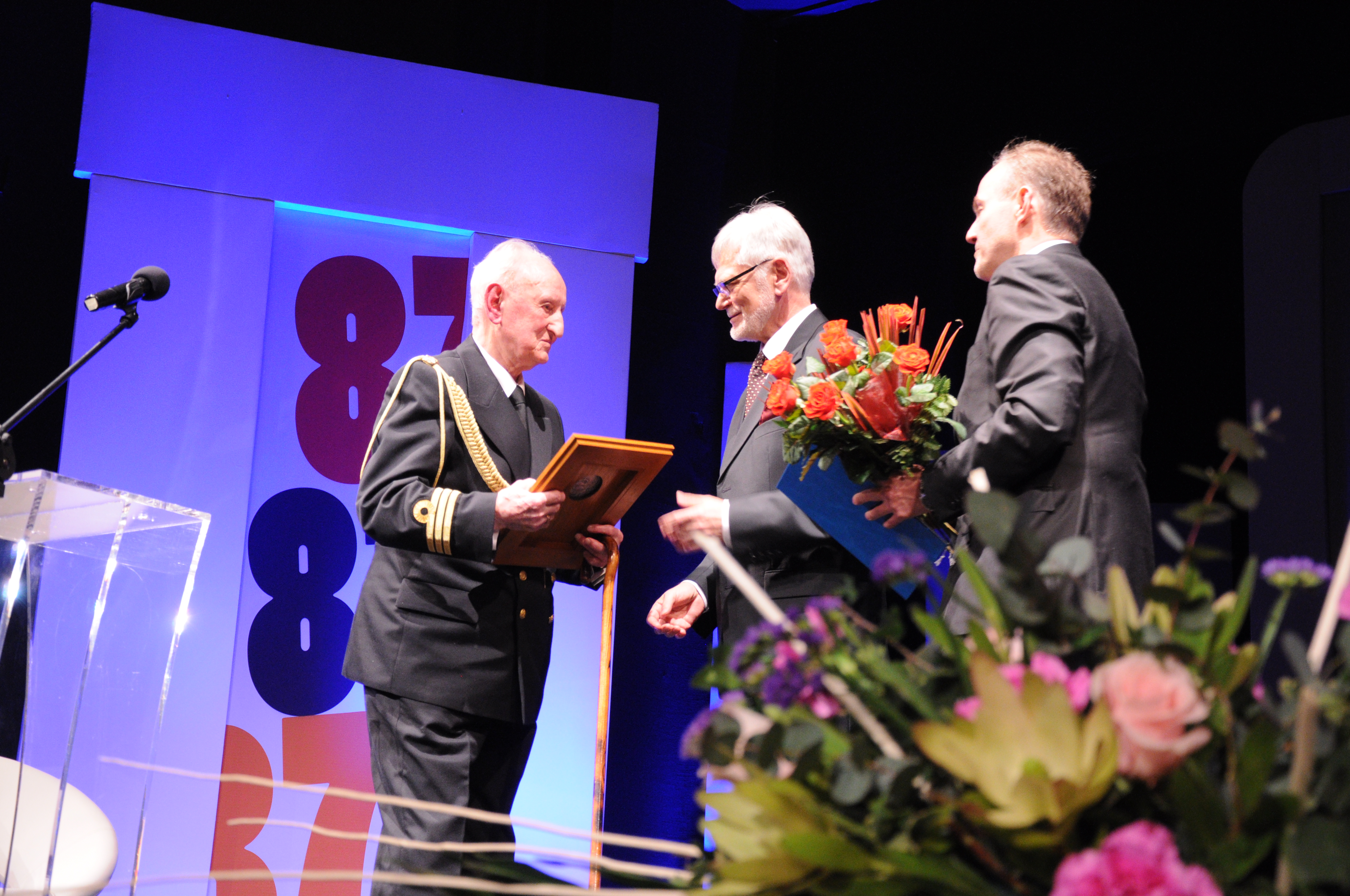 Prezydent Gdyni i Przewodniczący Rady Miasta wręczają Aleksandrowi Pawelcowi Medal im. Eugeniusza Kwiatkowskiego "Za wybitne zasługi dla Gdyni"