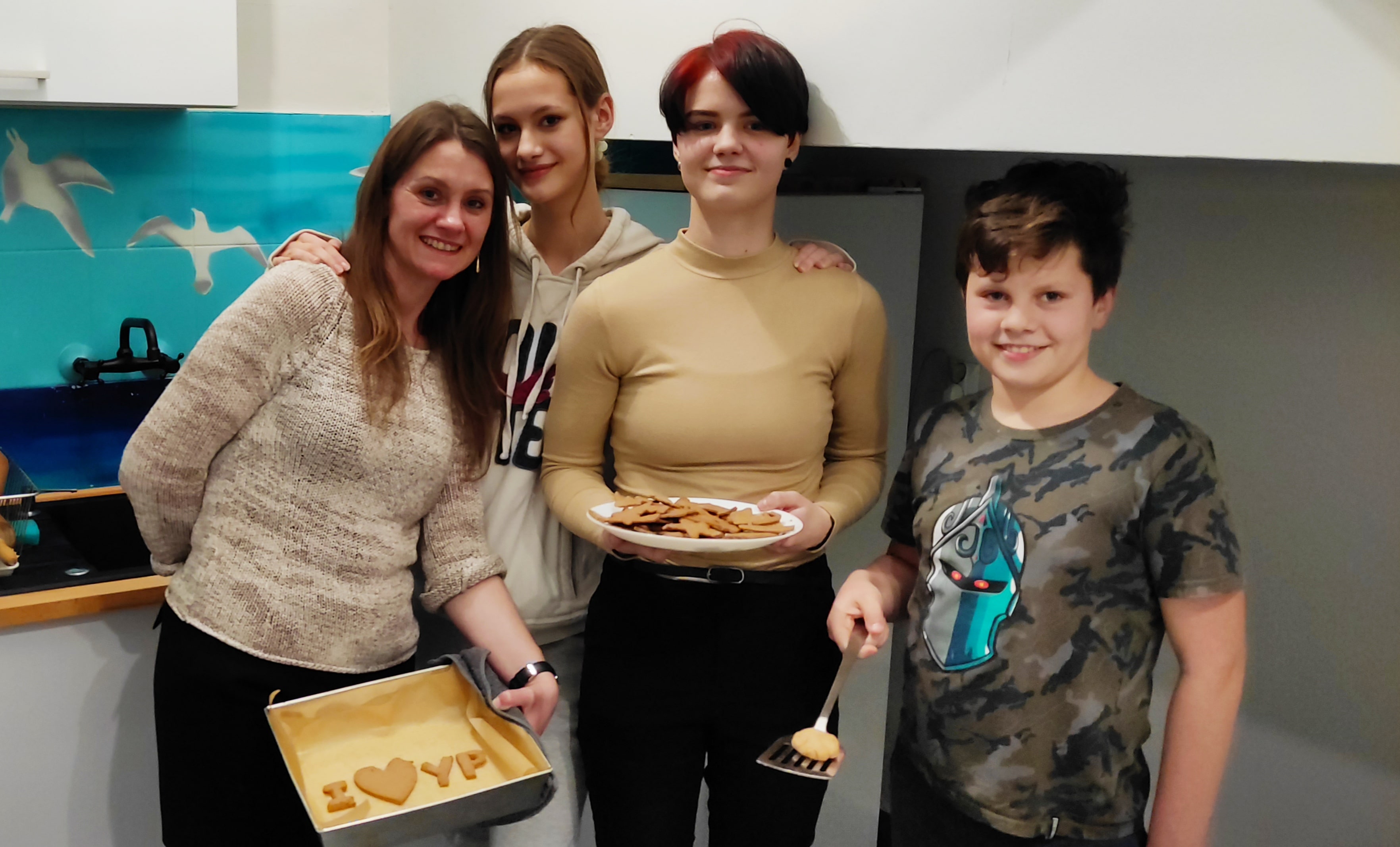 dzieci trzymają upieczone pierniczki w tle kuchnia