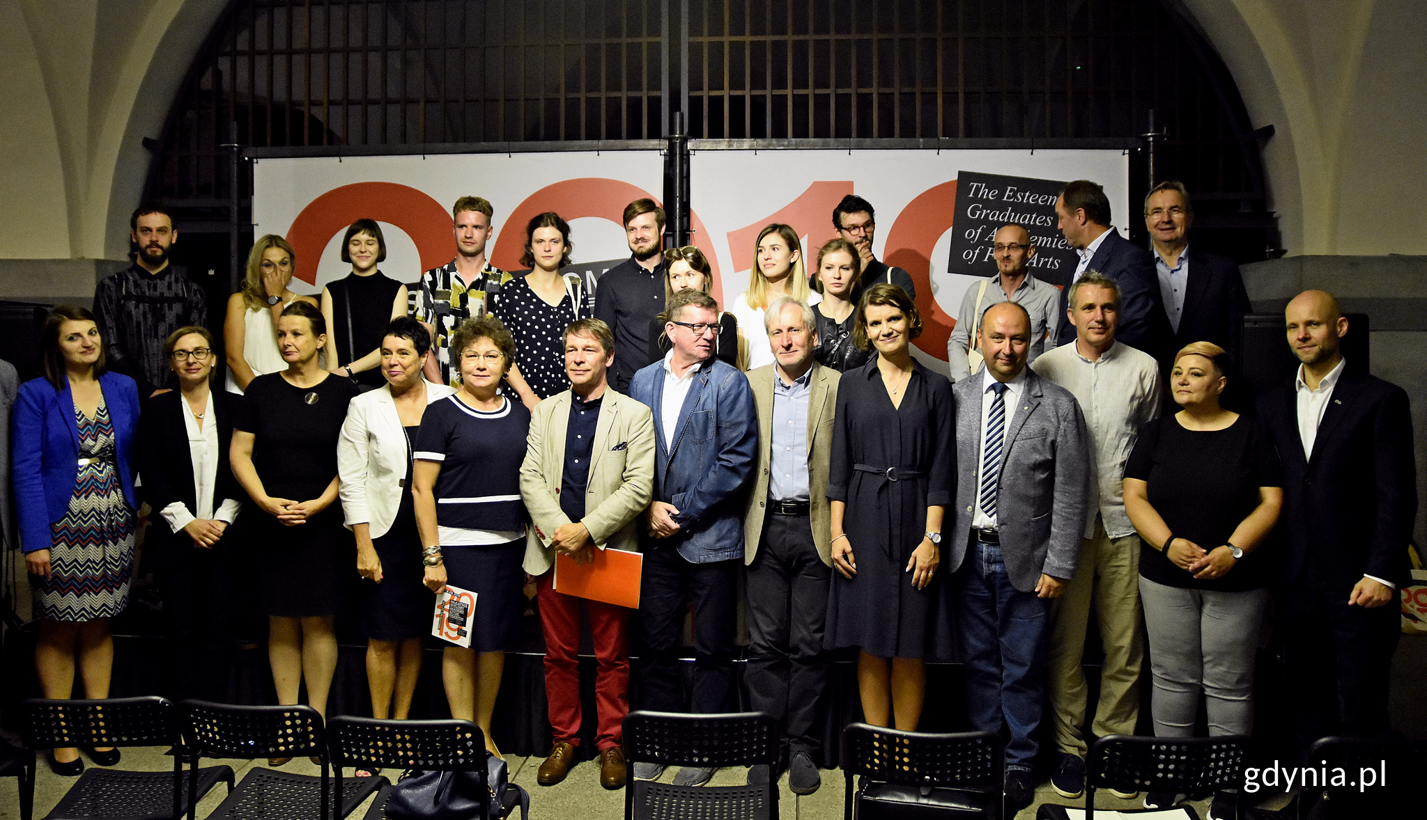 Nagrodzeni absolwenci ASP z członkami jury, przedstawcielami ASP i samorządowcami, fot. Kamil Złoch