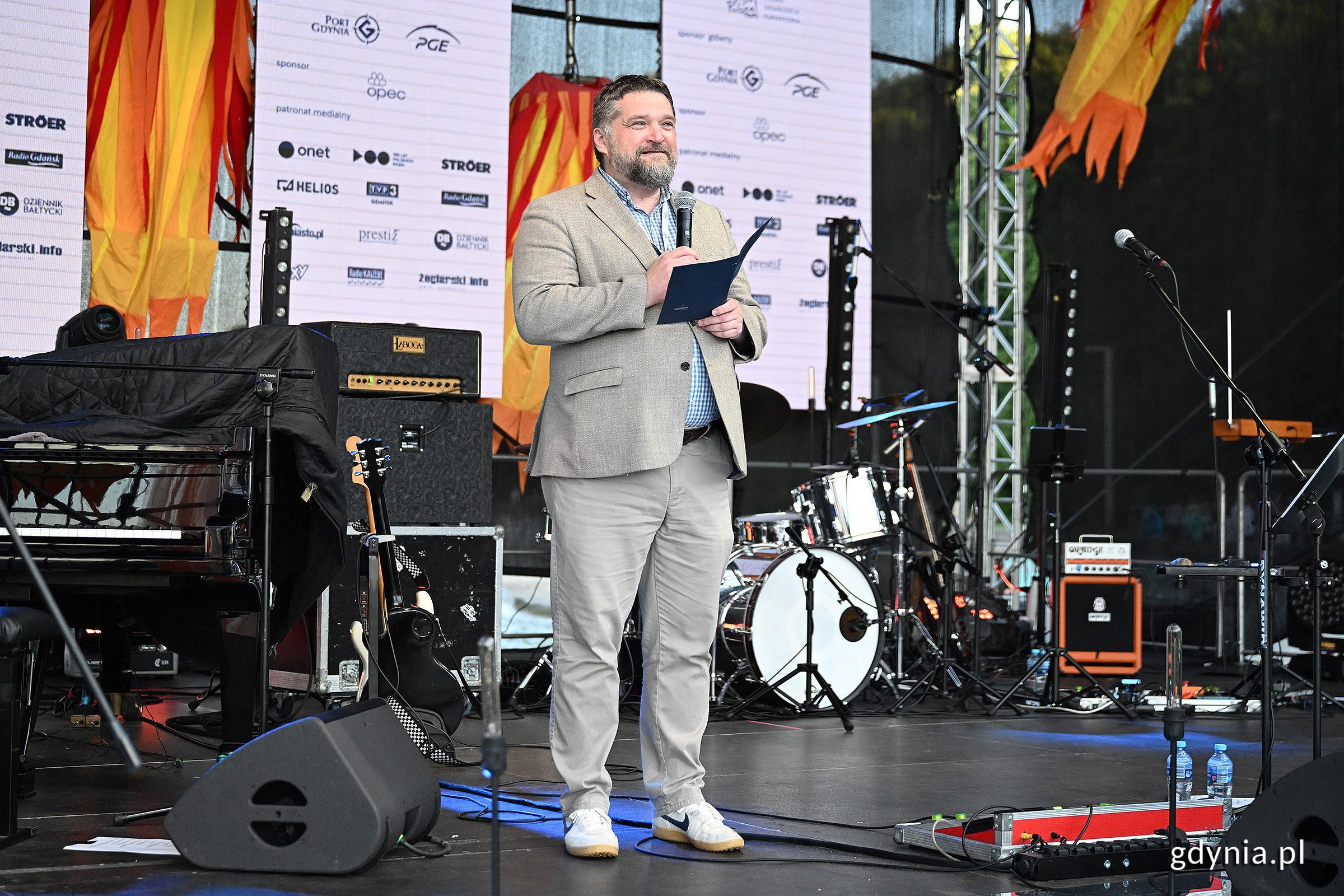 Tadeusz Szemiot &ndash; przewodniczący Rady Miasta Gdyni przemawiający przed koncertem &bdquo;Cztery żywioły&rdquo; na Bulwarze Nadmorskim 