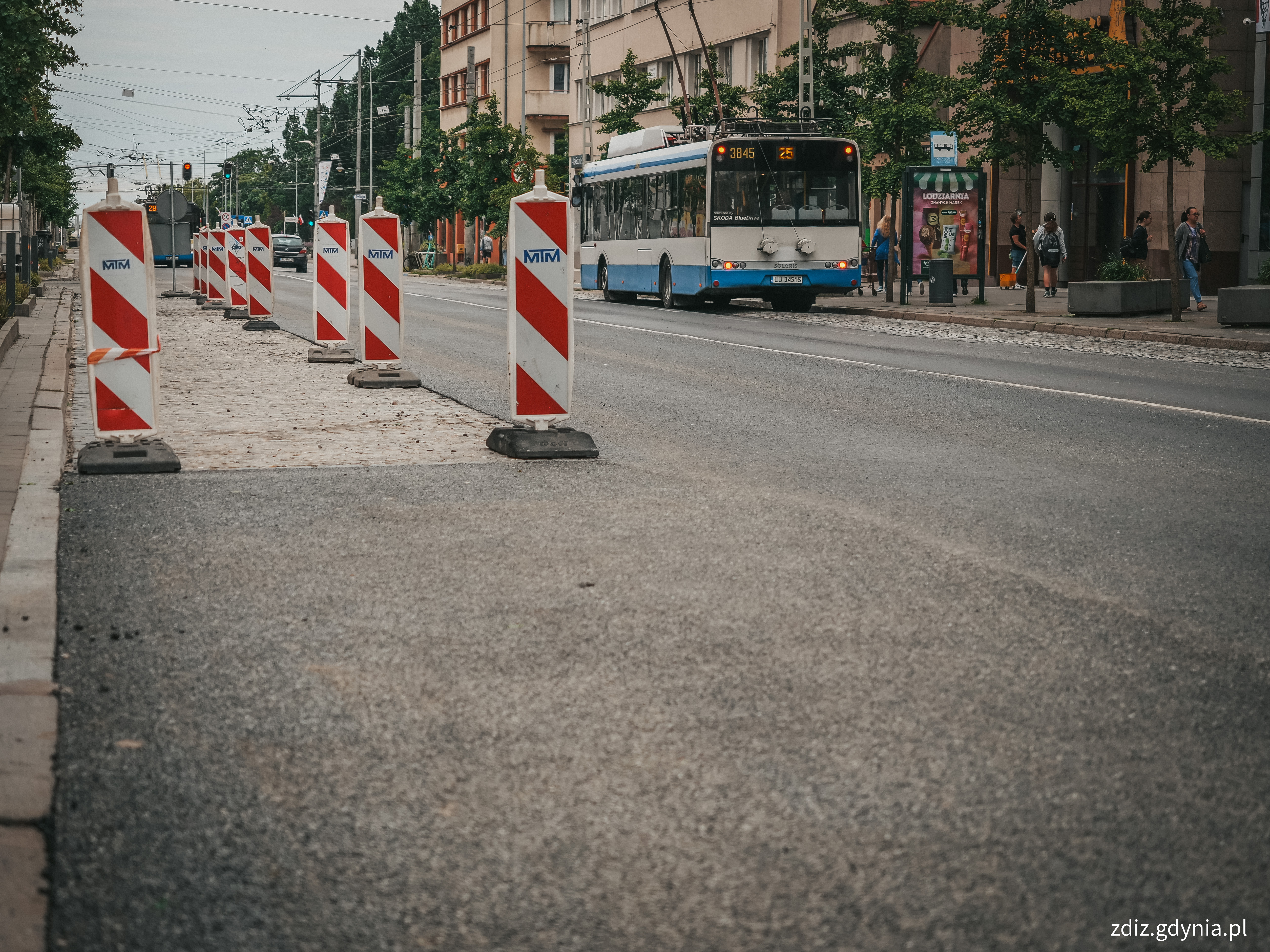 widoczna nawierzchnia po remoncie, część nawierzchni z kostki oznaczona słupkami