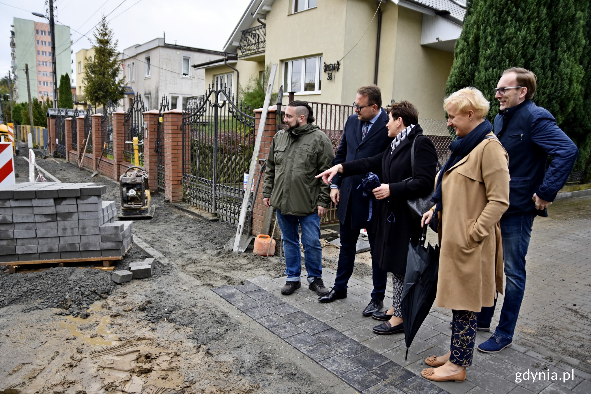 Rusza remont ul. Niskiej na Witominie. Plac budowy odwiedzili Marek Łucyk, wiceprezydent Gdyni ds. rozwoju i Jakub Ubych, pełnomocnik prezydenta ds. dzielnic // fot. Paweł Kukla