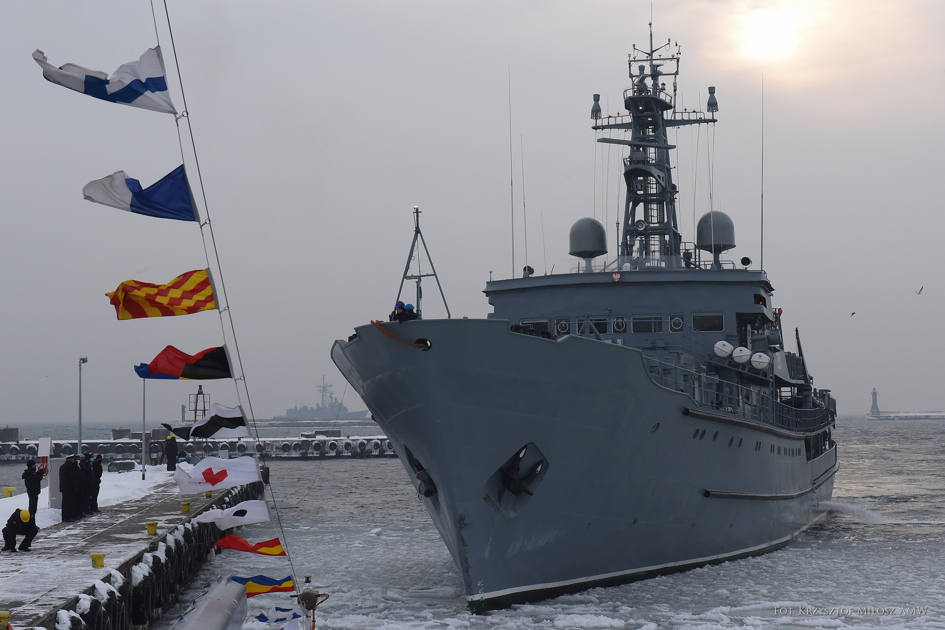 ORP "Wodnik" przybija do brzegu, fot. kpt. mar. Jakub Piechota / 3.FO 