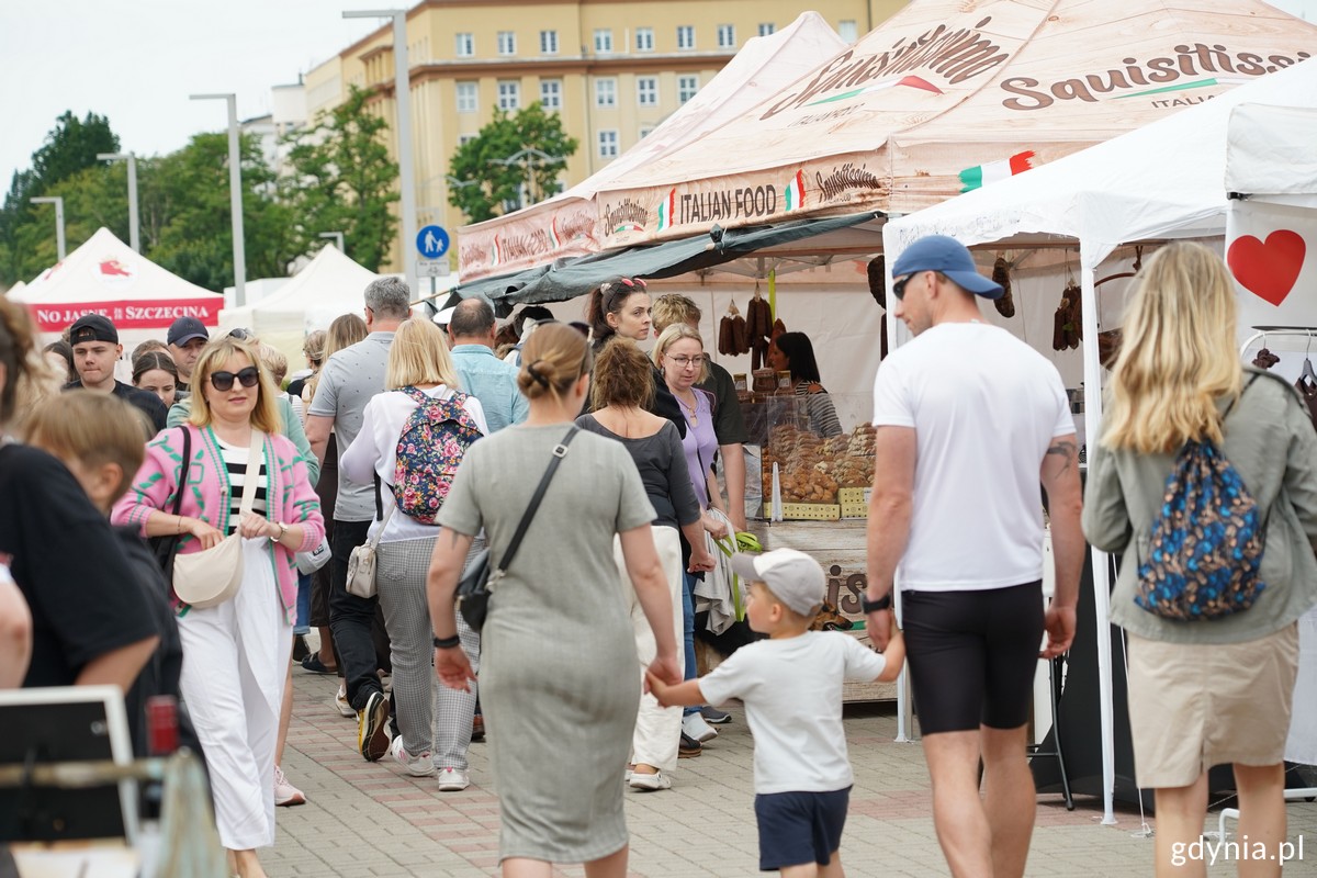 Stragany i ludzie na al. Jana Pawła II