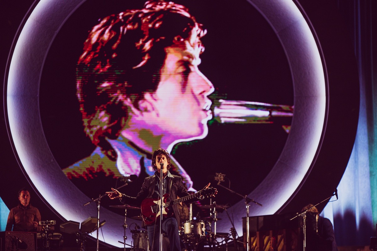 Arctic Monkeys podczas koncertu na scenie gł&oacute;wnej Open'er Festivalu 2023 // fot. Piotr Tarasewicz/ facebook.com/openerfestival