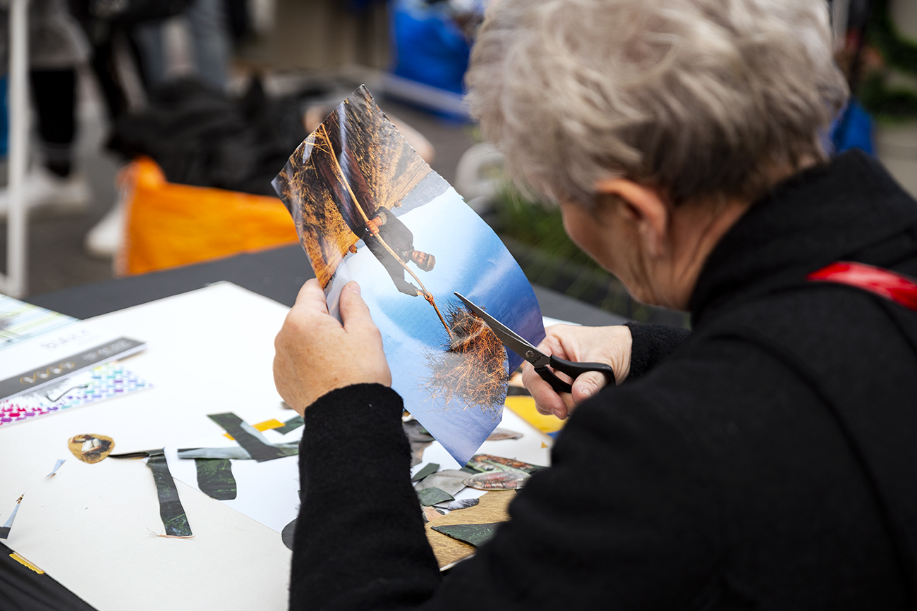 Warsztaty "Nic jest początkiem czegoś", czyli kolaże ze starych gazet. Fot. Przemysław Kozłowski / ARG