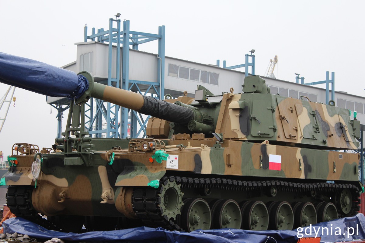 Armatohaubica K9A1 z polską flagą kadłubie